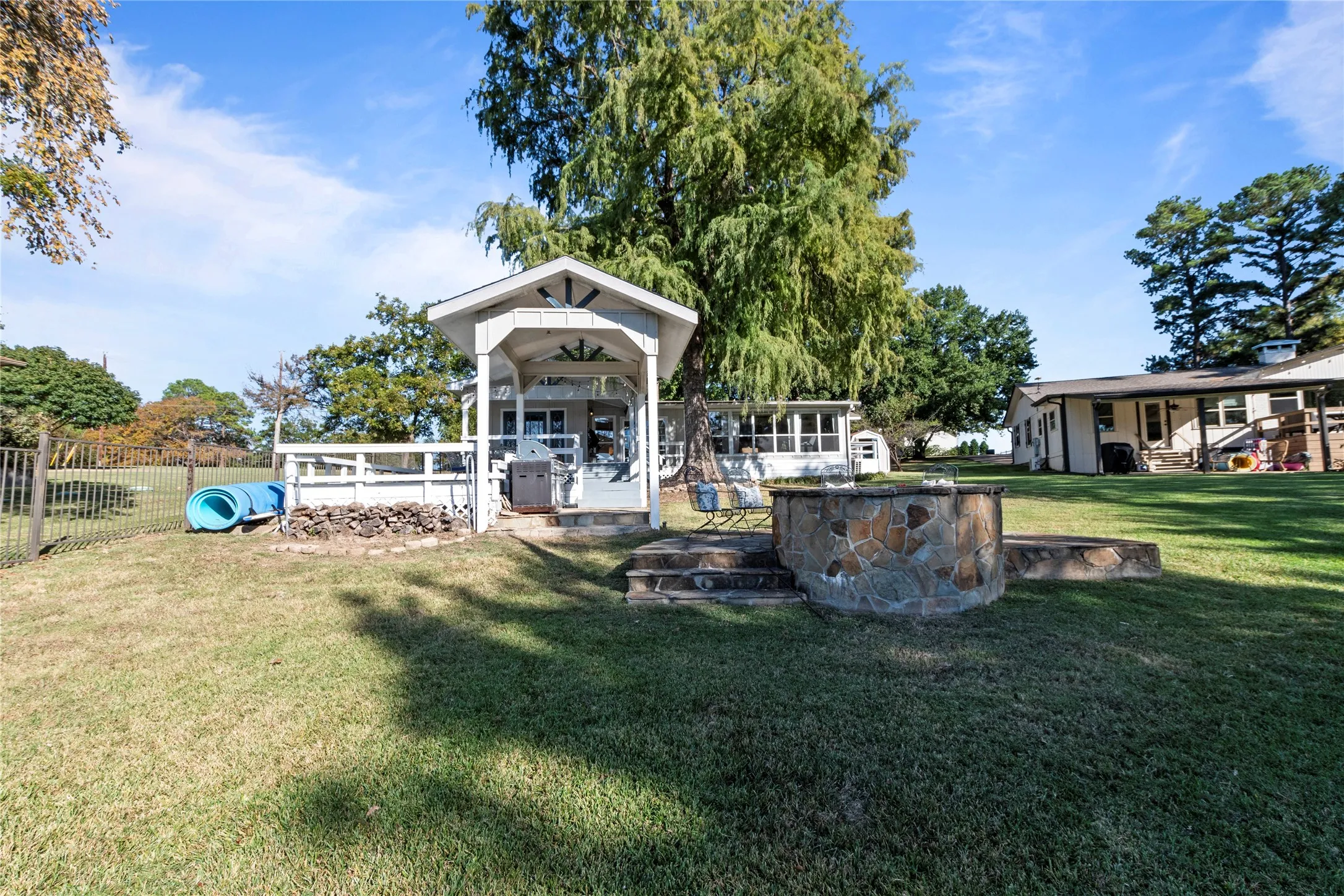 Single Family Residence For Rent in Henderson County , 230 Bushwhacker Drive, Mabank, Texas 75156, 3 Bedroom, 3 Bathroom, Garage spaces, 2,537 Sqft, built in 1975, mls#21421041, Real Estate Agent in Mabank, Homes For Rent in Henderson county, Homes For Rent in Mabank, Realtor in Mabank Texas, Real Estate Brokerage Independent Realty Texas, Luminita Cordes Realtor