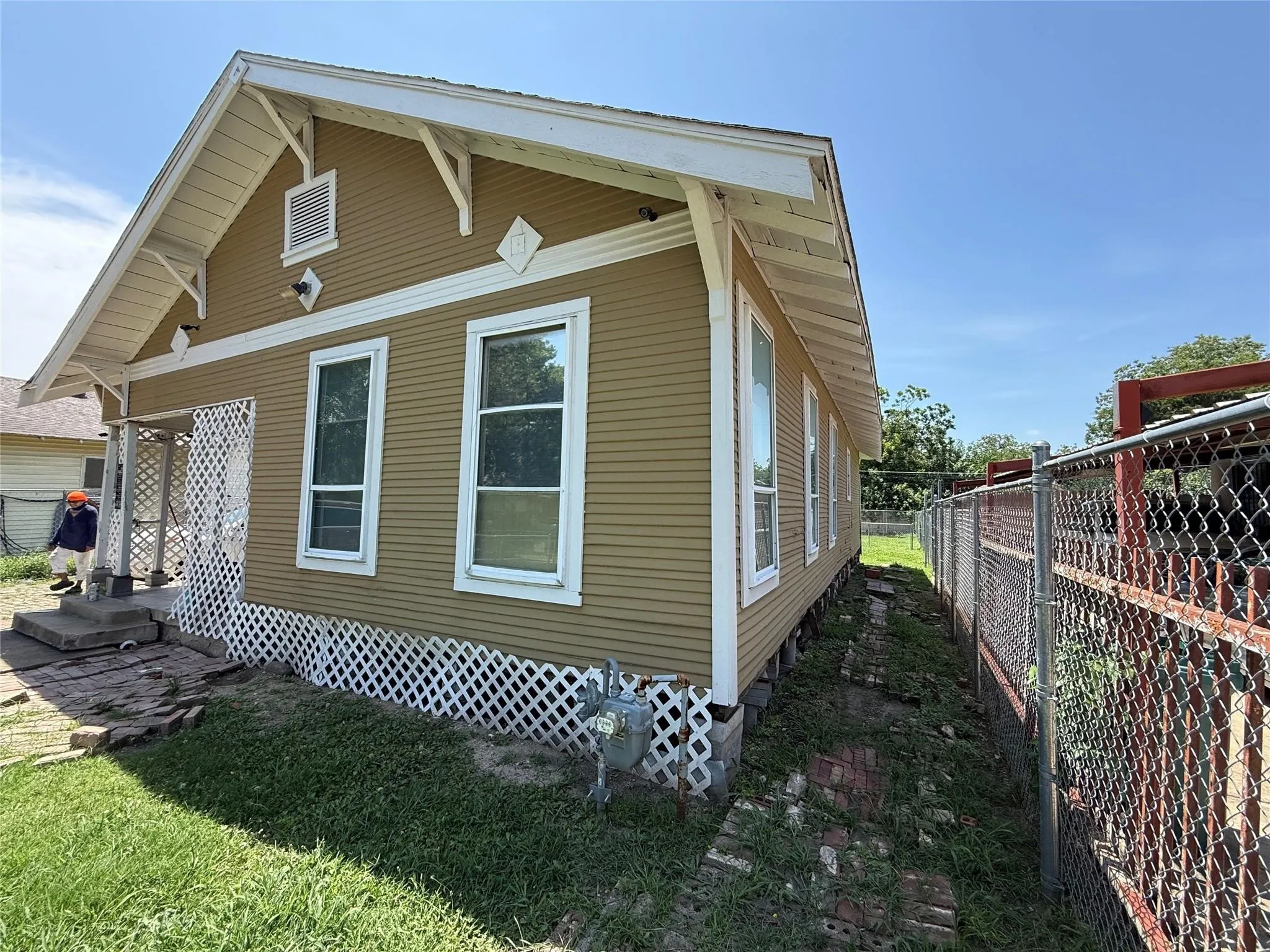 Single Family Residence For Sale in Dallas County , 3010 Jerome Street, Dallas, Texas 75223, 2 Bedroom, 1 Bathroom, Garage spaces, 972 Sqft, built in 1924, mls#21421085, Real Estate Agent in Dallas, Homes For Sale in Dallas county, Homes For Sale in Dallas, Realtor in Dallas Texas, Real Estate Brokerage Independent Realty Texas, Luminita Cordes Realtor
