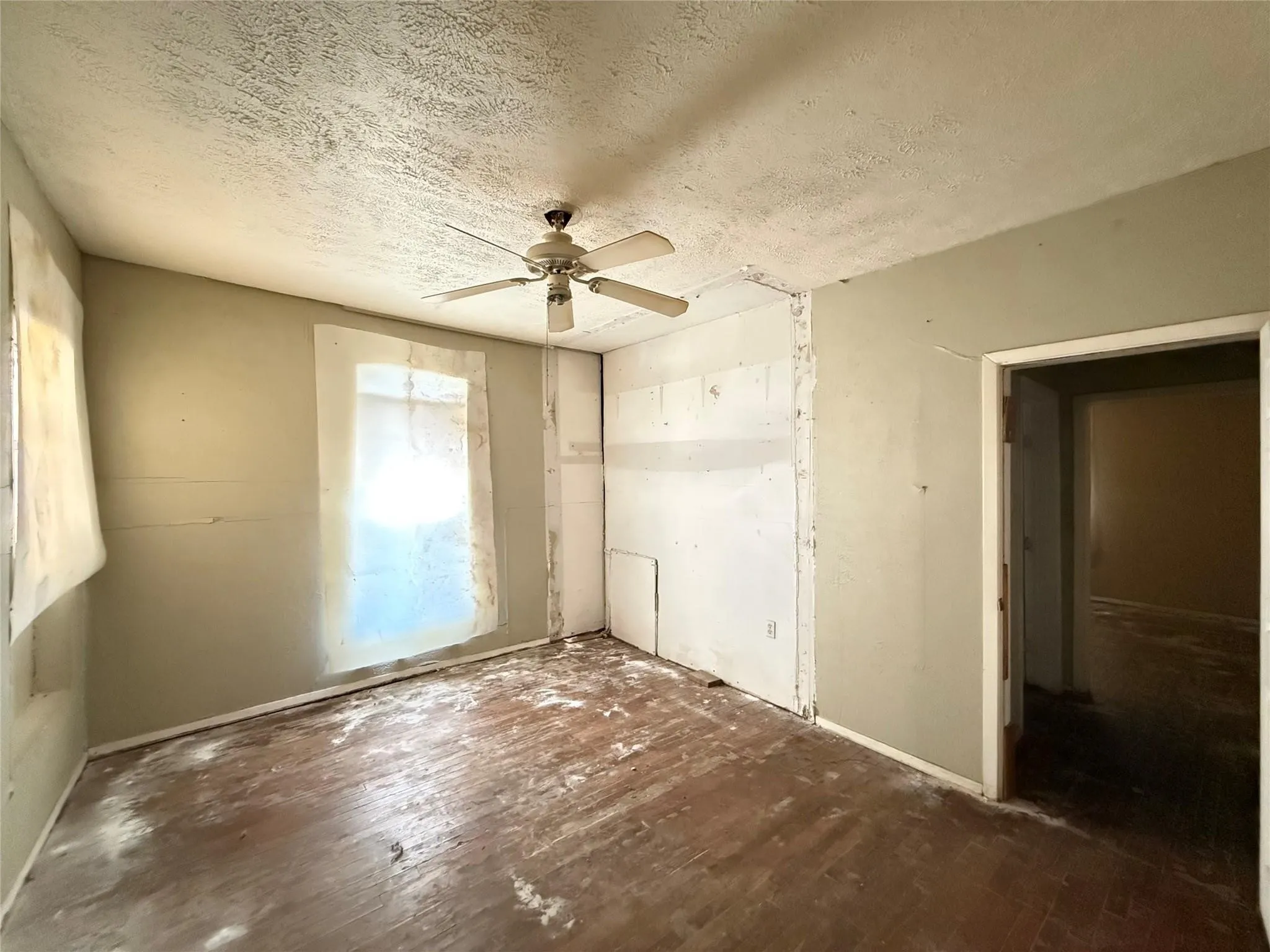 Single Family Residence For Sale in Dallas County , 3010 Jerome Street, Dallas, Texas 75223, 2 Bedroom, 1 Bathroom, Garage spaces, 972 Sqft, built in 1924, mls#21421085, Real Estate Agent in Dallas, Homes For Sale in Dallas county, Homes For Sale in Dallas, Realtor in Dallas Texas, Real Estate Brokerage Independent Realty Texas, Luminita Cordes Realtor