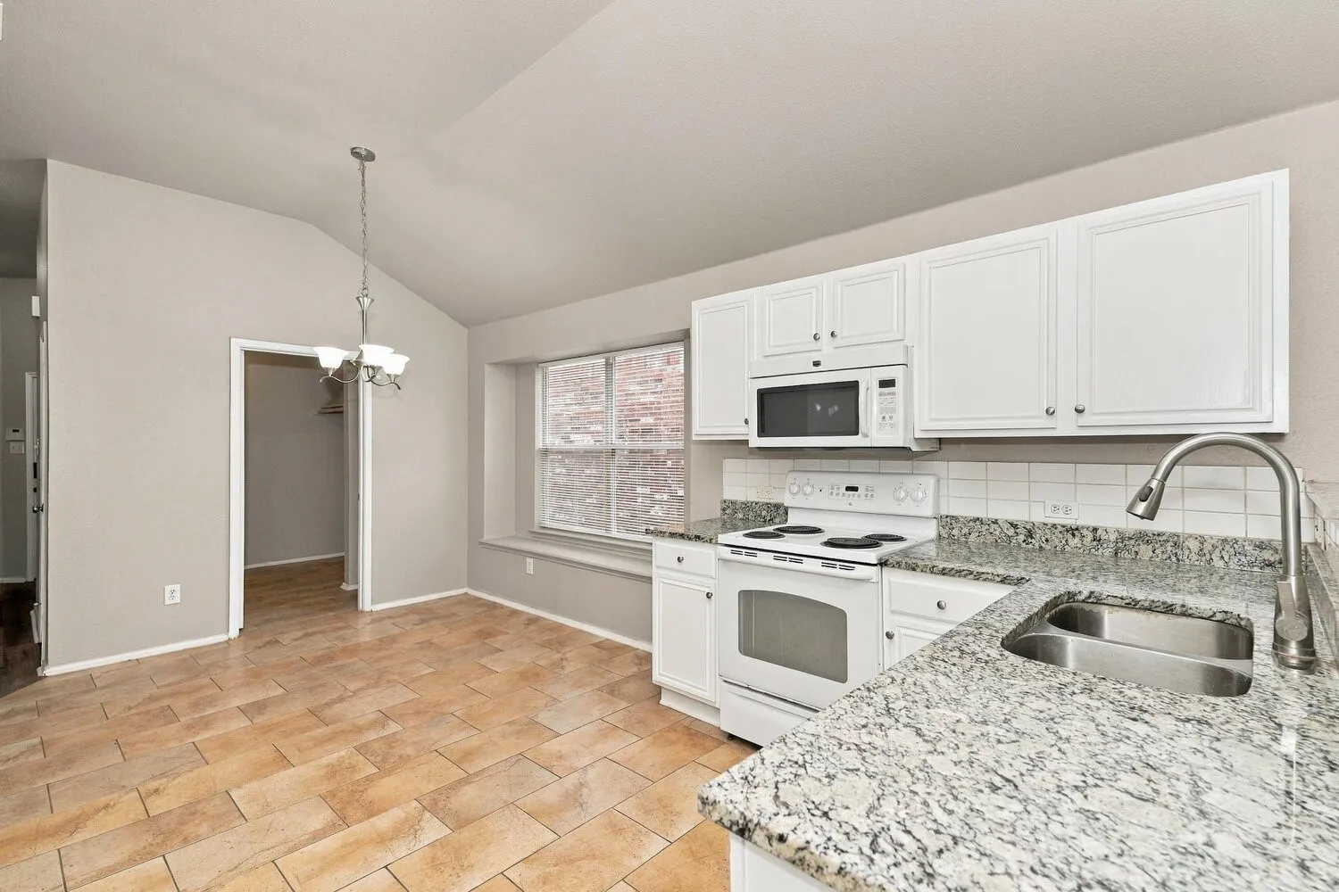 Single Family Residence For Rent in Tarrant County , 3012 Thicket Bend Court, Fort Worth, Texas 76244, 3 Bedroom, 2 Bathroom, 2 Garage spaces, 1,408 Sqft, built in 2005, mls#21421126, Real Estate Agent in Fort Worth, Homes For Rent in Tarrant county, Homes For Rent in Fort Worth, Realtor in Fort Worth Texas, Real Estate Brokerage Independent Realty Texas, Luminita Cordes Realtor