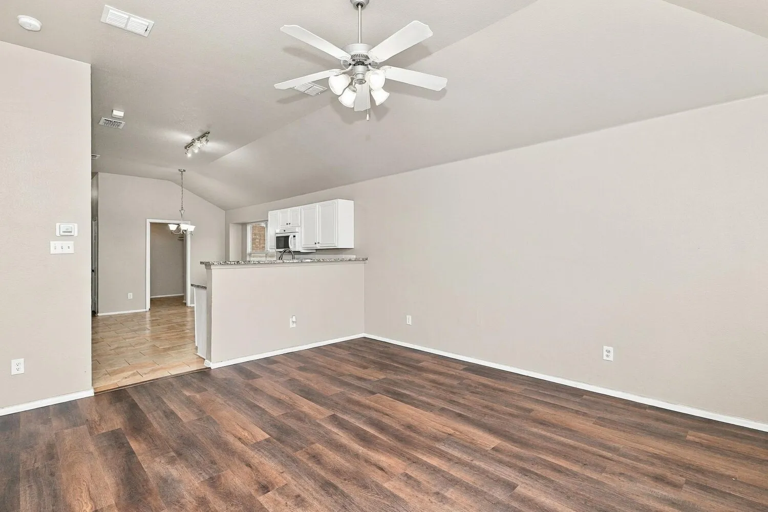 Single Family Residence For Rent in Tarrant County , 3012 Thicket Bend Court, Fort Worth, Texas 76244, 3 Bedroom, 2 Bathroom, 2 Garage spaces, 1,408 Sqft, built in 2005, mls#21421126, Real Estate Agent in Fort Worth, Homes For Rent in Tarrant county, Homes For Rent in Fort Worth, Realtor in Fort Worth Texas, Real Estate Brokerage Independent Realty Texas, Luminita Cordes Realtor