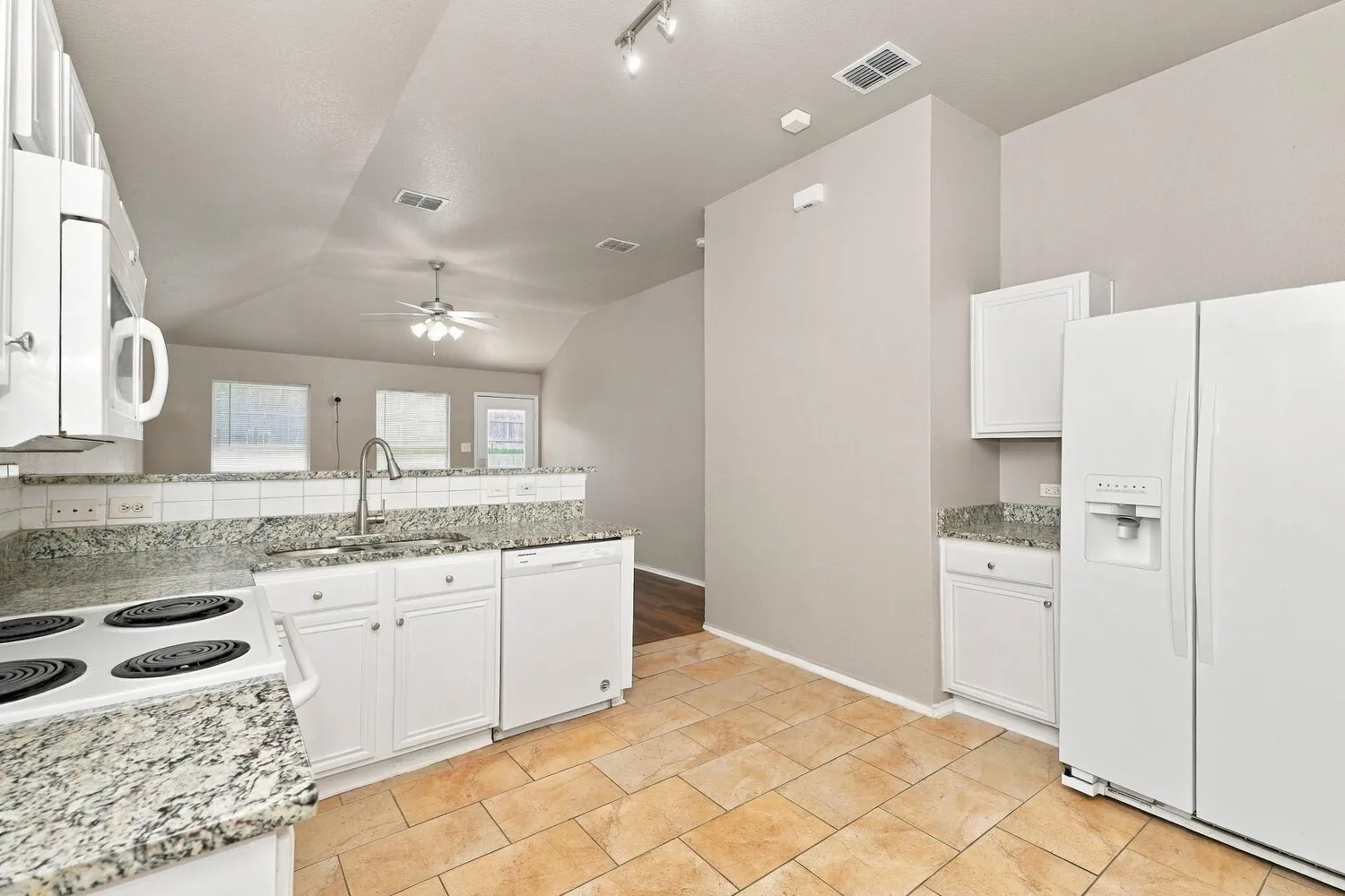 Single Family Residence For Rent in Tarrant County , 3012 Thicket Bend Court, Fort Worth, Texas 76244, 3 Bedroom, 2 Bathroom, 2 Garage spaces, 1,408 Sqft, built in 2005, mls#21421126, Real Estate Agent in Fort Worth, Homes For Rent in Tarrant county, Homes For Rent in Fort Worth, Realtor in Fort Worth Texas, Real Estate Brokerage Independent Realty Texas, Luminita Cordes Realtor