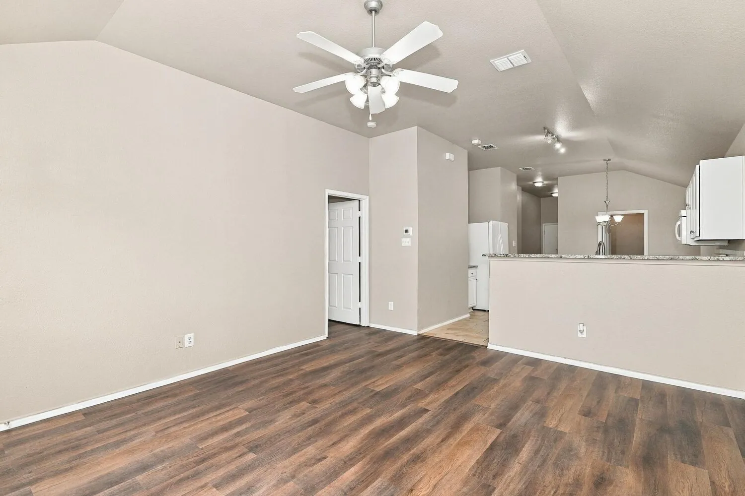Single Family Residence For Rent in Tarrant County , 3012 Thicket Bend Court, Fort Worth, Texas 76244, 3 Bedroom, 2 Bathroom, 2 Garage spaces, 1,408 Sqft, built in 2005, mls#21421126, Real Estate Agent in Fort Worth, Homes For Rent in Tarrant county, Homes For Rent in Fort Worth, Realtor in Fort Worth Texas, Real Estate Brokerage Independent Realty Texas, Luminita Cordes Realtor
