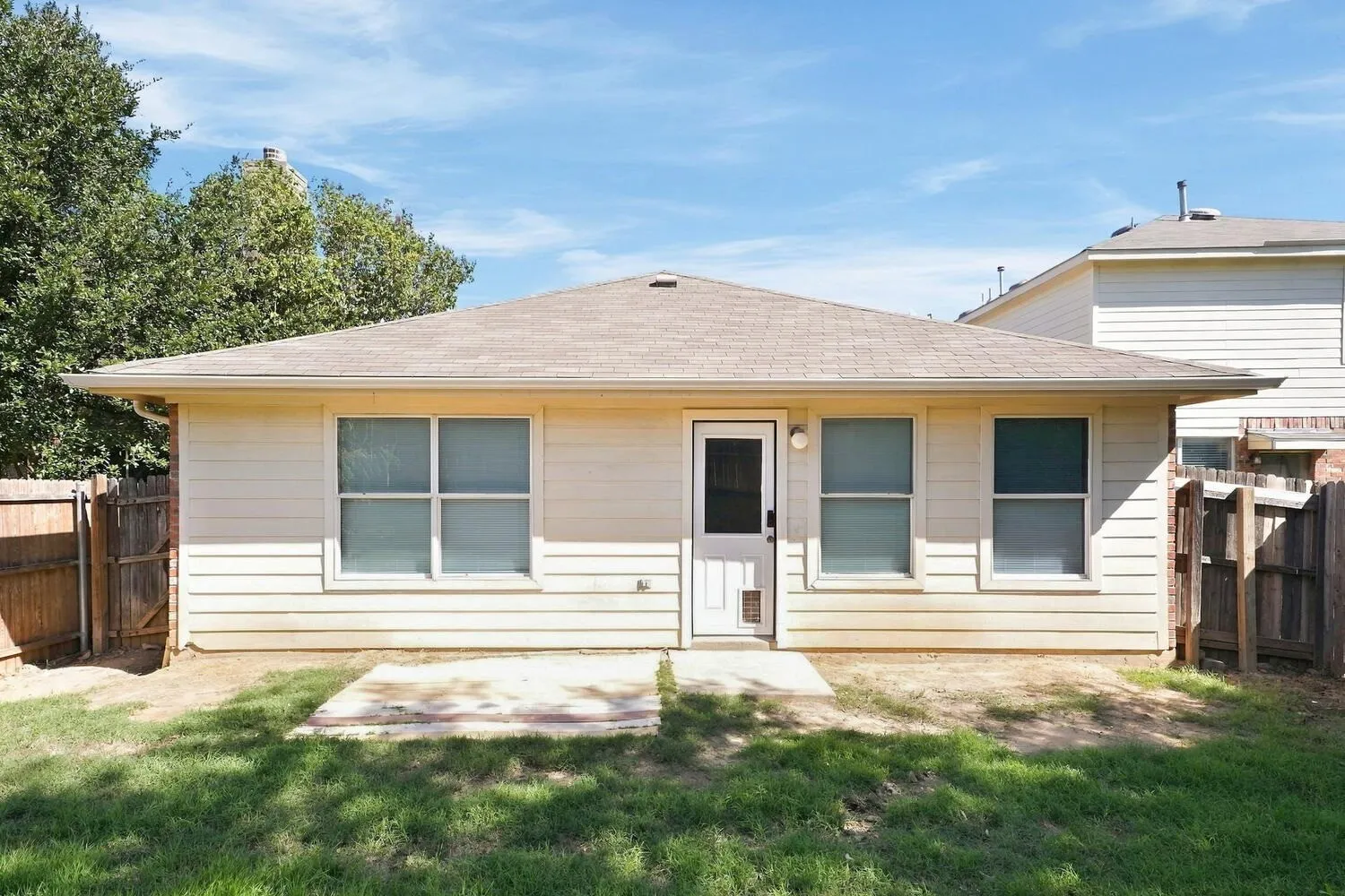 Single Family Residence For Rent in Tarrant County , 3012 Thicket Bend Court, Fort Worth, Texas 76244, 3 Bedroom, 2 Bathroom, 2 Garage spaces, 1,408 Sqft, built in 2005, mls#21421126, Real Estate Agent in Fort Worth, Homes For Rent in Tarrant county, Homes For Rent in Fort Worth, Realtor in Fort Worth Texas, Real Estate Brokerage Independent Realty Texas, Luminita Cordes Realtor