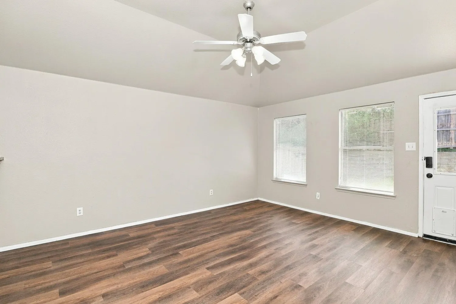 Single Family Residence For Rent in Tarrant County , 3012 Thicket Bend Court, Fort Worth, Texas 76244, 3 Bedroom, 2 Bathroom, 2 Garage spaces, 1,408 Sqft, built in 2005, mls#21421126, Real Estate Agent in Fort Worth, Homes For Rent in Tarrant county, Homes For Rent in Fort Worth, Realtor in Fort Worth Texas, Real Estate Brokerage Independent Realty Texas, Luminita Cordes Realtor