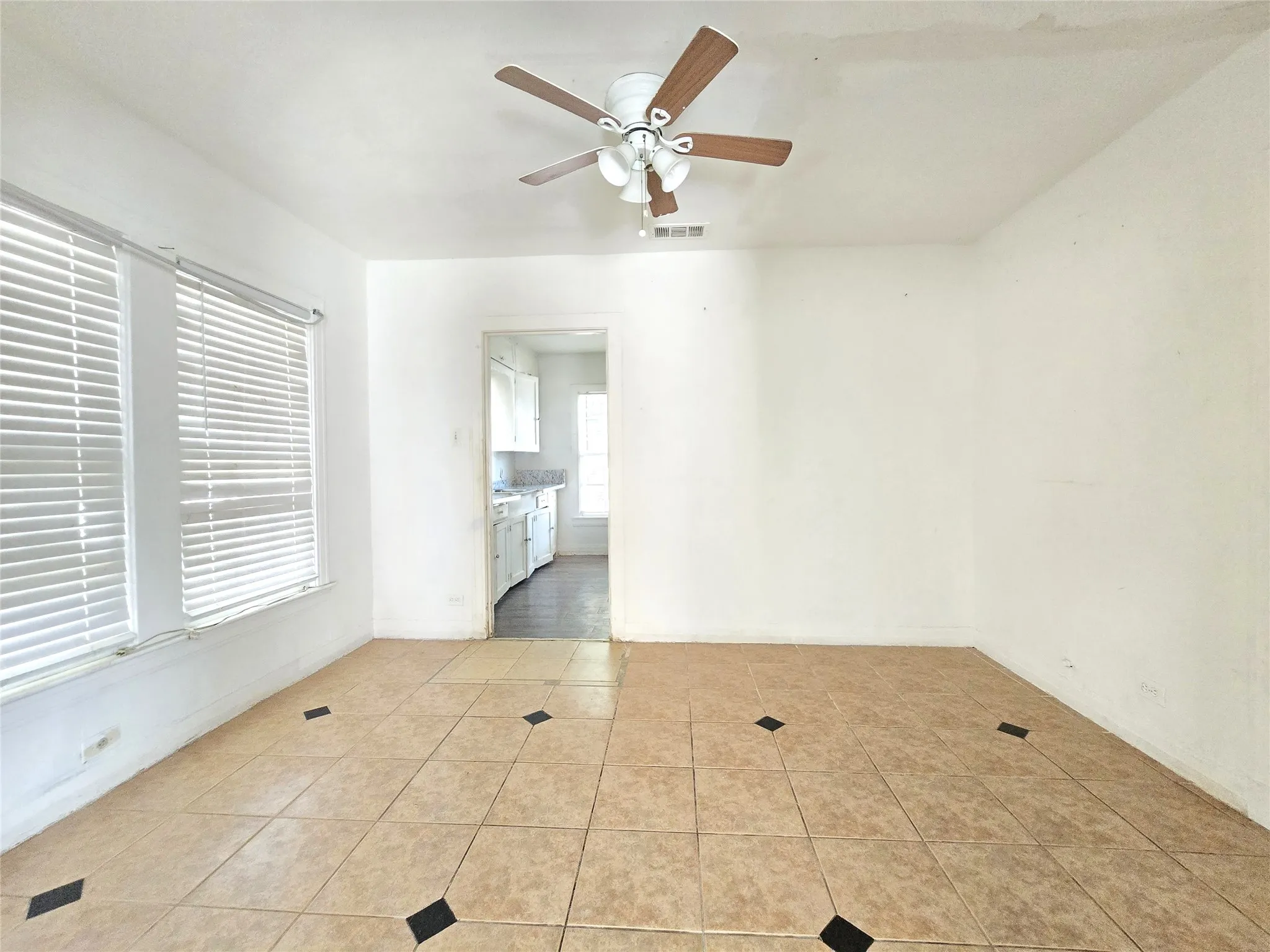 Single Family Residence For Sale in Dallas County , 2806 Harlandale Avenue, Dallas, Texas 75216, 3 Bedroom, 2 Bathroom, Garage spaces, 1,192 Sqft, built in 1938, mls#21421129, Real Estate Agent in Dallas, Homes For Sale in Dallas county, Homes For Sale in Dallas, Realtor in Dallas Texas, Real Estate Brokerage Independent Realty Texas, Luminita Cordes Realtor