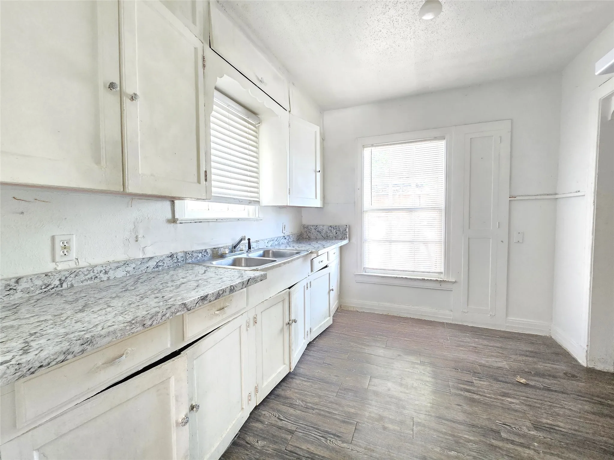 Single Family Residence For Sale in Dallas County , 2806 Harlandale Avenue, Dallas, Texas 75216, 3 Bedroom, 2 Bathroom, Garage spaces, 1,192 Sqft, built in 1938, mls#21421129, Real Estate Agent in Dallas, Homes For Sale in Dallas county, Homes For Sale in Dallas, Realtor in Dallas Texas, Real Estate Brokerage Independent Realty Texas, Luminita Cordes Realtor