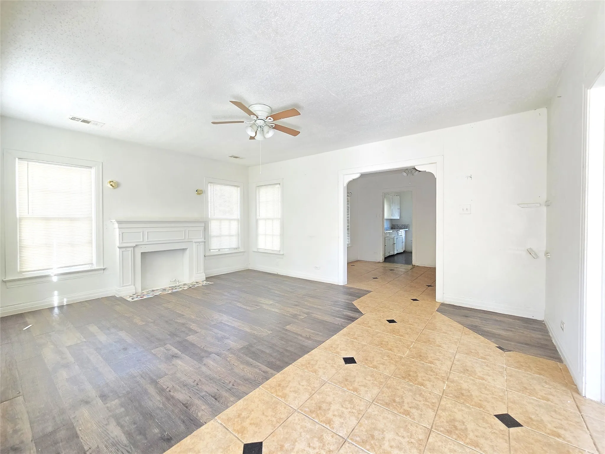 Single Family Residence For Sale in Dallas County , 2806 Harlandale Avenue, Dallas, Texas 75216, 3 Bedroom, 2 Bathroom, Garage spaces, 1,192 Sqft, built in 1938, mls#21421129, Real Estate Agent in Dallas, Homes For Sale in Dallas county, Homes For Sale in Dallas, Realtor in Dallas Texas, Real Estate Brokerage Independent Realty Texas, Luminita Cordes Realtor