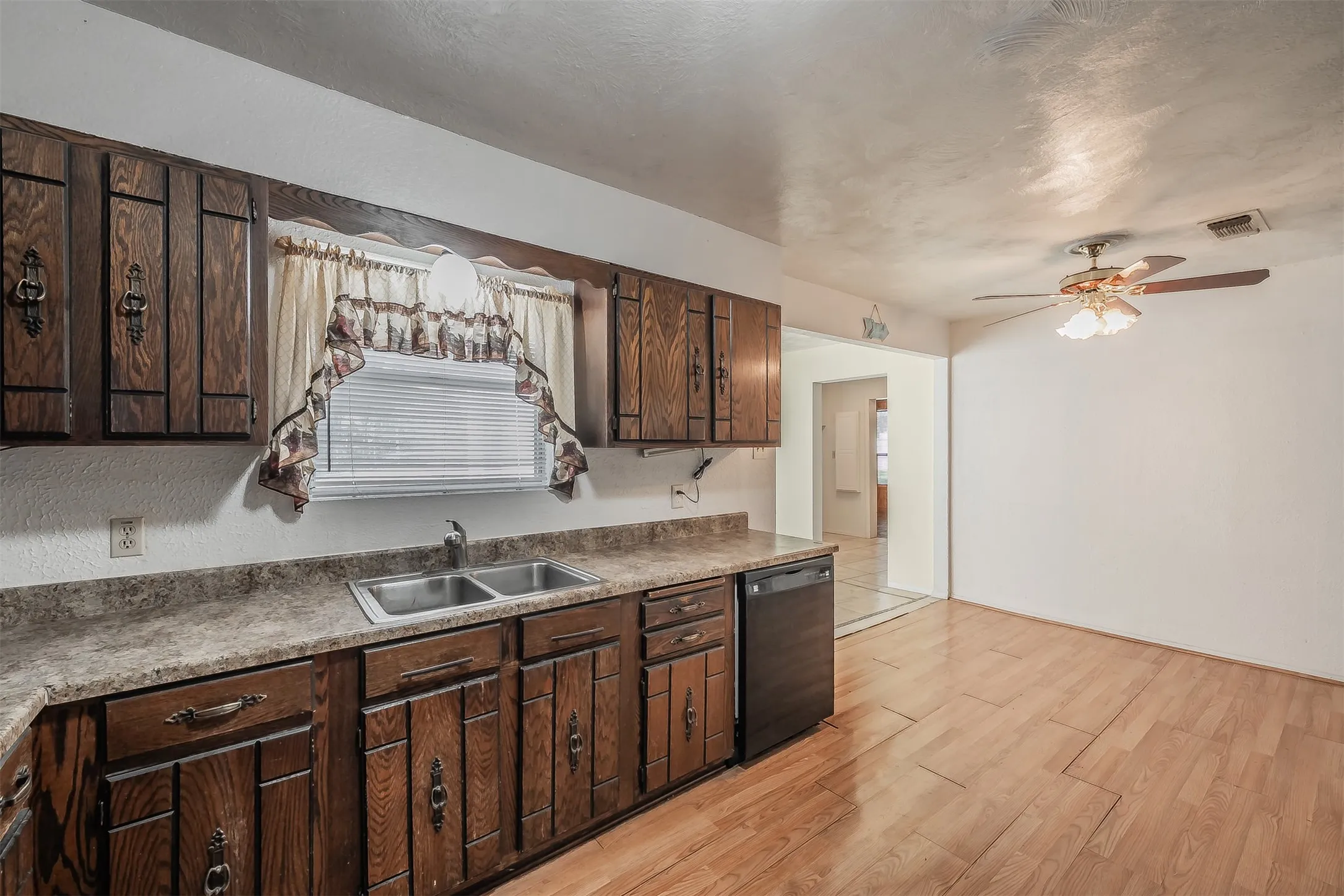 Single Family Residence For Sale in Tarrant County , 1345 Dawn Court, Pelican Bay, Texas 76020, 3 Bedroom, 3 Bathroom, Garage spaces, 2,121 Sqft, built in 1978, mls#21403829, Real Estate Agent in Pelican Bay, Homes For Sale in Tarrant county, Homes For Sale in Pelican Bay, Realtor in Pelican Bay Texas, Real Estate Brokerage Independent Realty Texas, Luminita Cordes Realtor