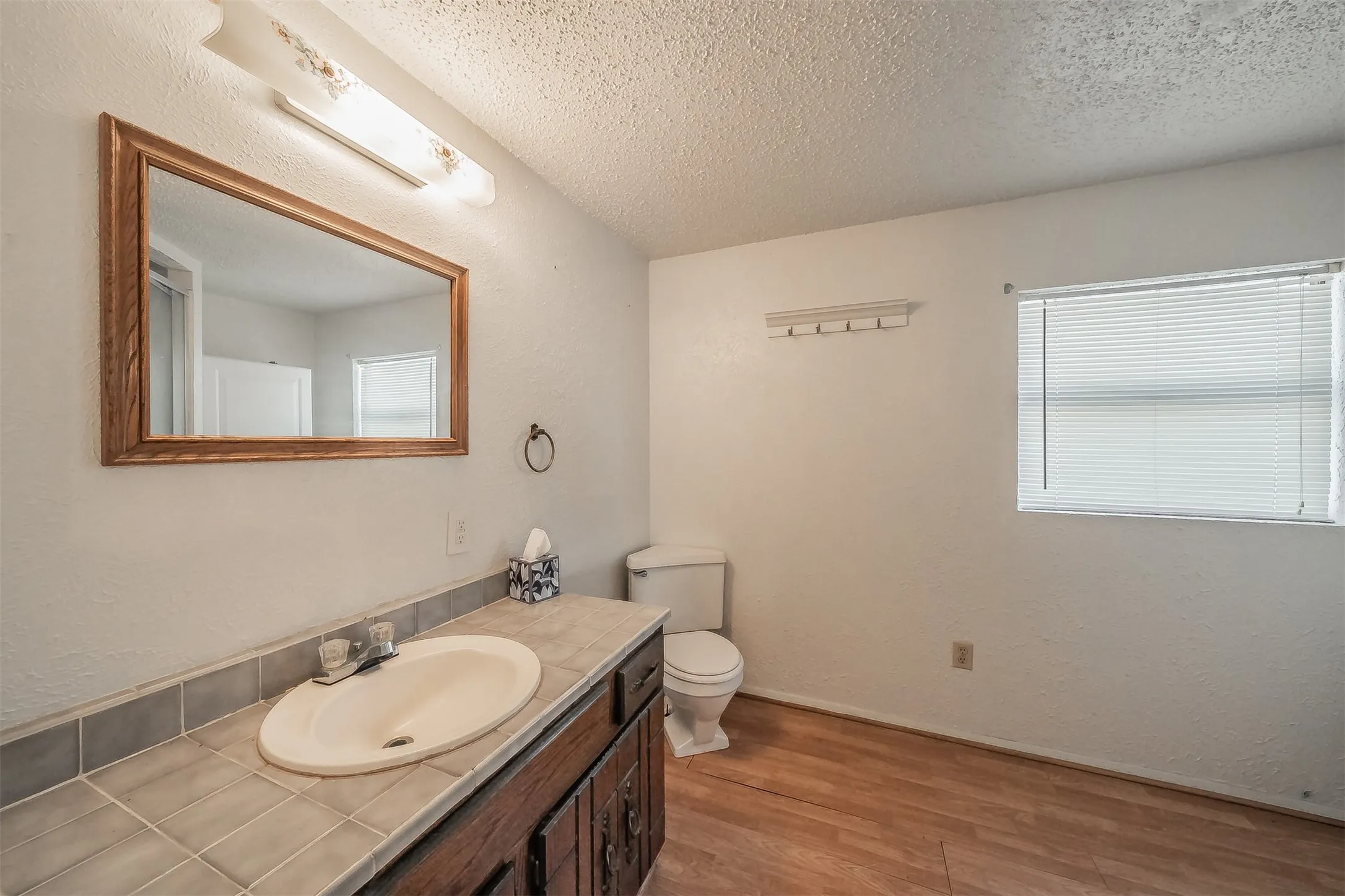Single Family Residence For Sale in Tarrant County , 1345 Dawn Court, Pelican Bay, Texas 76020, 3 Bedroom, 3 Bathroom, Garage spaces, 2,121 Sqft, built in 1978, mls#21403829, Real Estate Agent in Pelican Bay, Homes For Sale in Tarrant county, Homes For Sale in Pelican Bay, Realtor in Pelican Bay Texas, Real Estate Brokerage Independent Realty Texas, Luminita Cordes Realtor