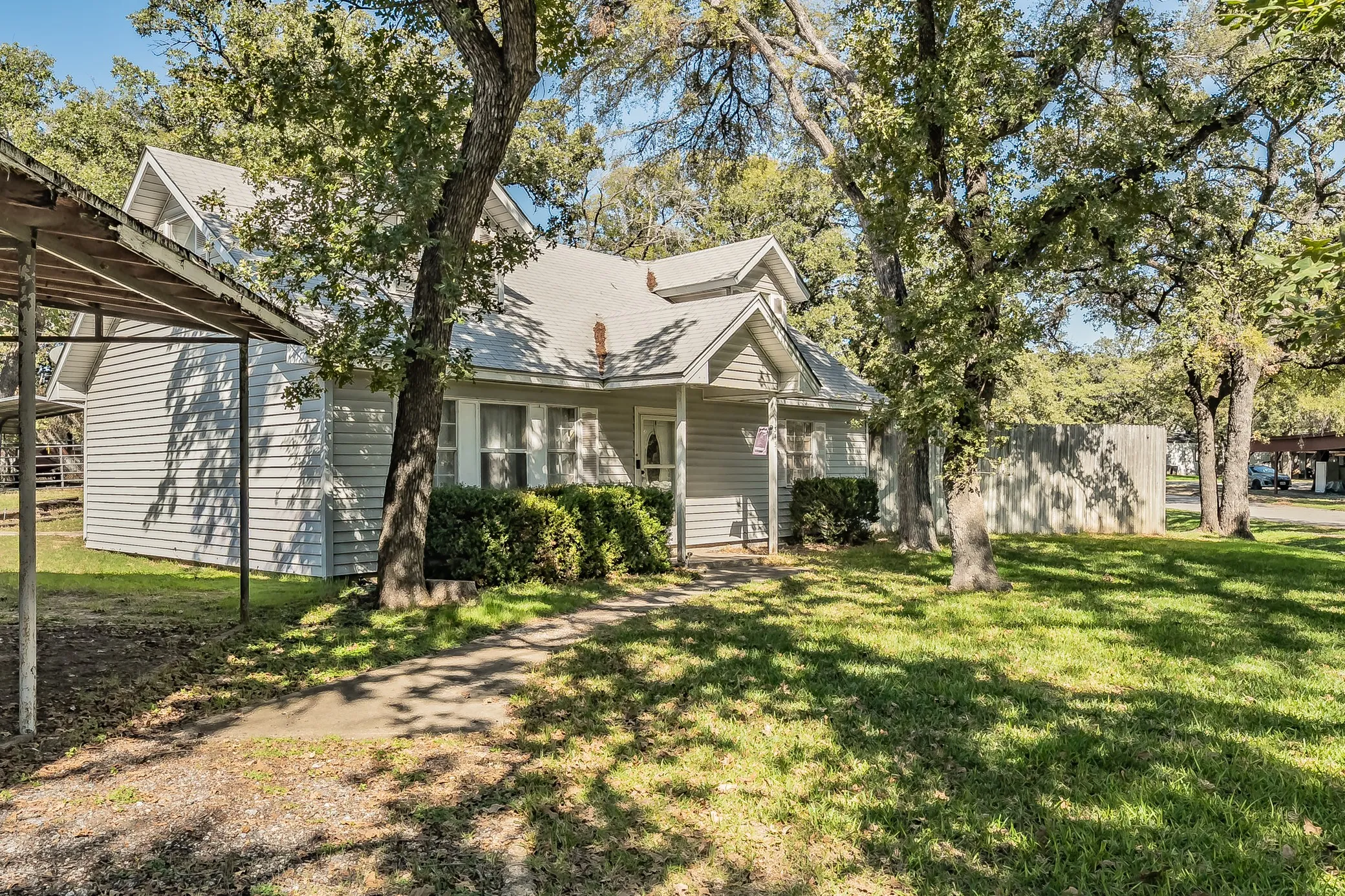 Single Family Residence For Sale in Tarrant County , 1345 Dawn Court, Pelican Bay, Texas 76020, 3 Bedroom, 3 Bathroom, Garage spaces, 2,121 Sqft, built in 1978, mls#21403829, Real Estate Agent in Pelican Bay, Homes For Sale in Tarrant county, Homes For Sale in Pelican Bay, Realtor in Pelican Bay Texas, Real Estate Brokerage Independent Realty Texas, Luminita Cordes Realtor