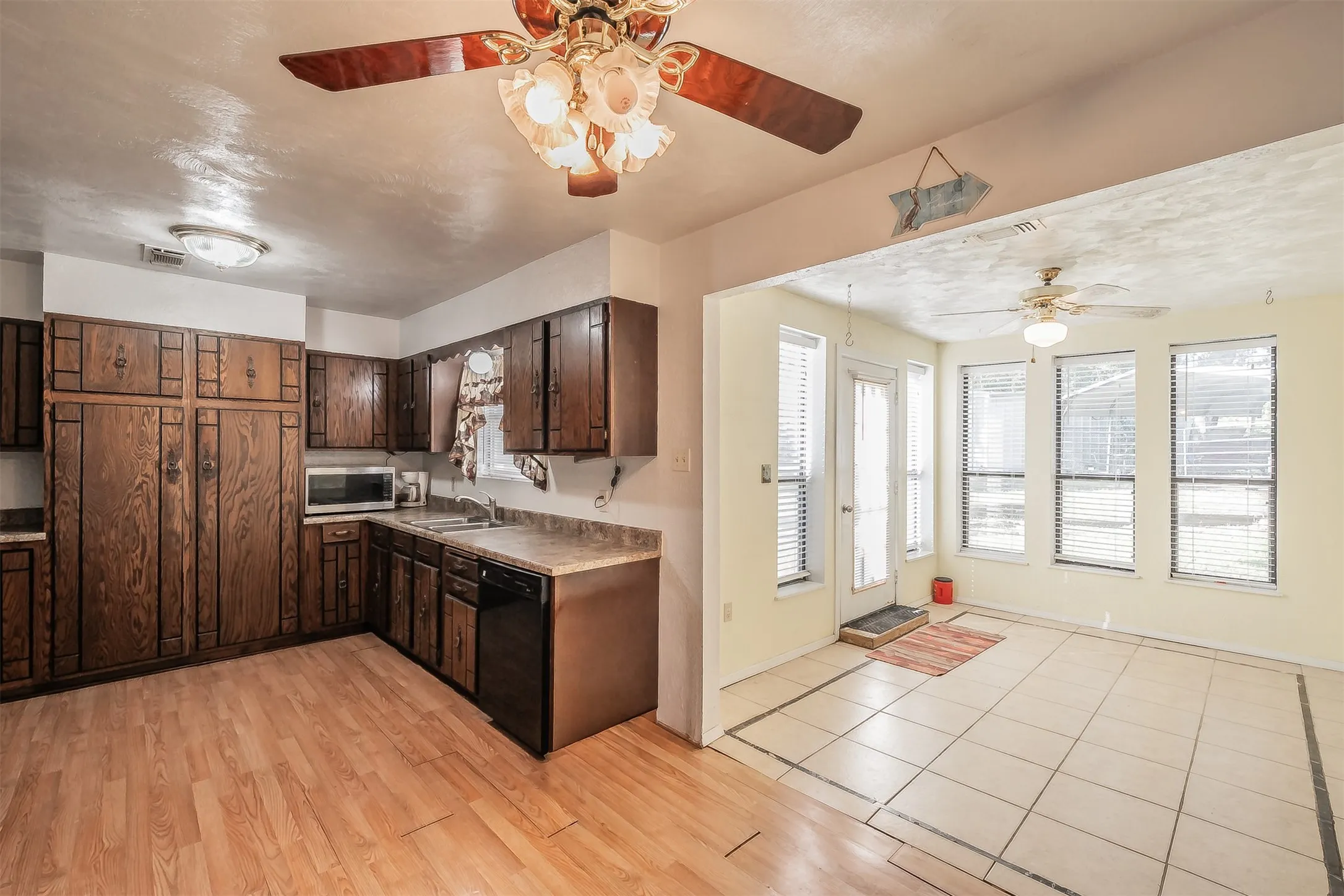 Single Family Residence For Sale in Tarrant County , 1345 Dawn Court, Pelican Bay, Texas 76020, 3 Bedroom, 3 Bathroom, Garage spaces, 2,121 Sqft, built in 1978, mls#21403829, Real Estate Agent in Pelican Bay, Homes For Sale in Tarrant county, Homes For Sale in Pelican Bay, Realtor in Pelican Bay Texas, Real Estate Brokerage Independent Realty Texas, Luminita Cordes Realtor