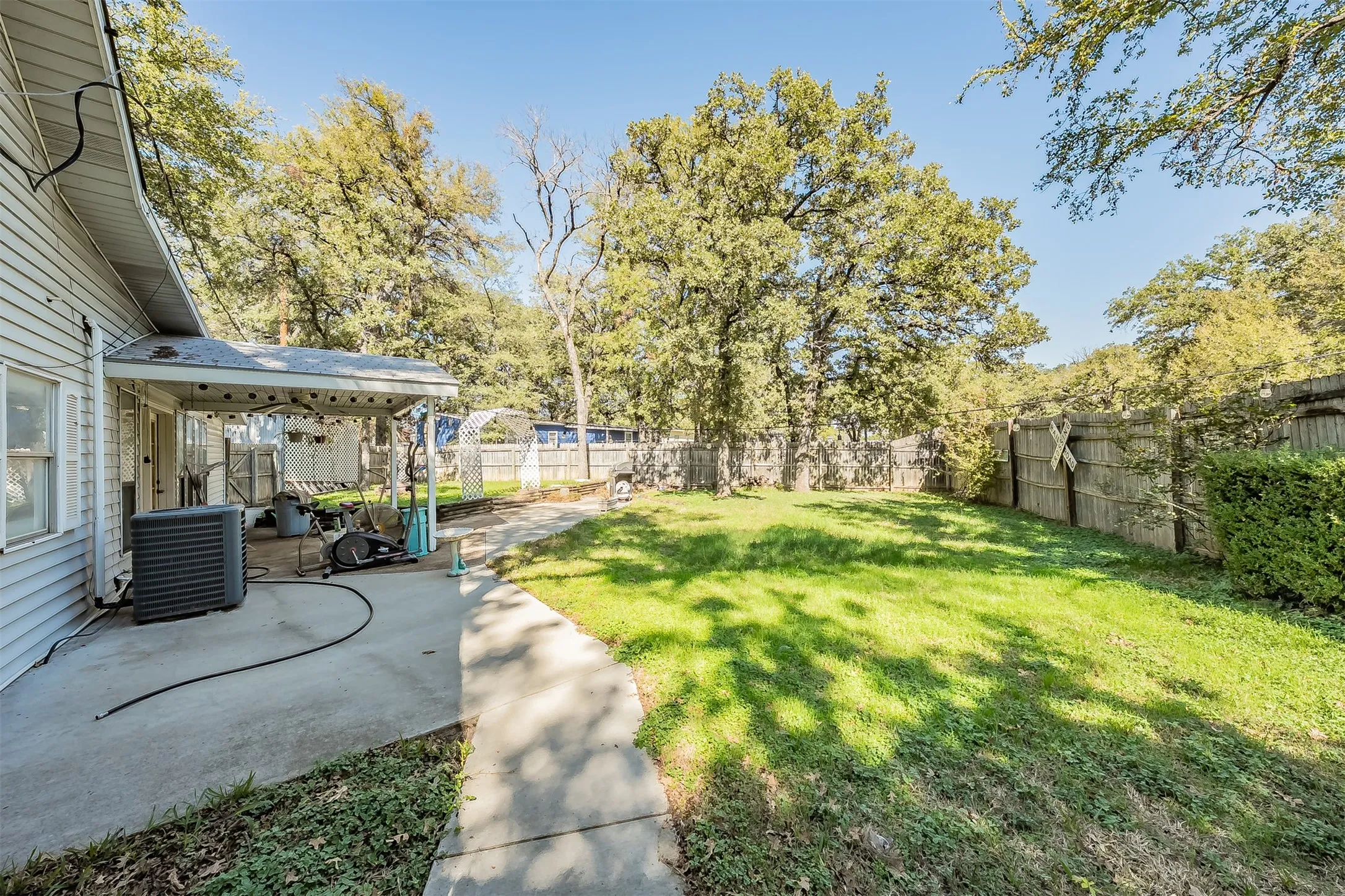 Single Family Residence For Sale in Tarrant County , 1345 Dawn Court, Pelican Bay, Texas 76020, 3 Bedroom, 3 Bathroom, Garage spaces, 2,121 Sqft, built in 1978, mls#21403829, Real Estate Agent in Pelican Bay, Homes For Sale in Tarrant county, Homes For Sale in Pelican Bay, Realtor in Pelican Bay Texas, Real Estate Brokerage Independent Realty Texas, Luminita Cordes Realtor