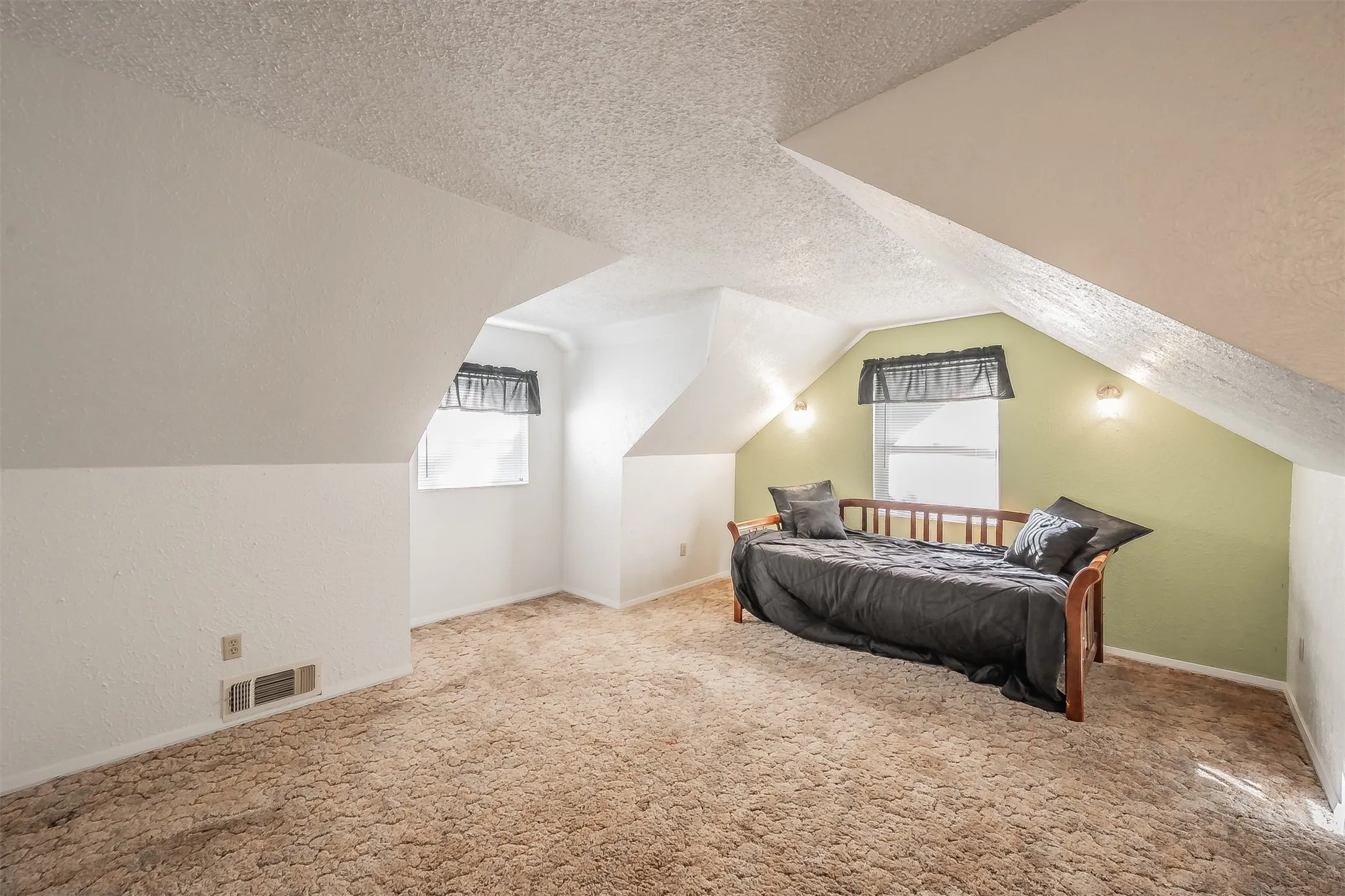 Single Family Residence For Sale in Tarrant County , 1345 Dawn Court, Pelican Bay, Texas 76020, 3 Bedroom, 3 Bathroom, Garage spaces, 2,121 Sqft, built in 1978, mls#21403829, Real Estate Agent in Pelican Bay, Homes For Sale in Tarrant county, Homes For Sale in Pelican Bay, Realtor in Pelican Bay Texas, Real Estate Brokerage Independent Realty Texas, Luminita Cordes Realtor