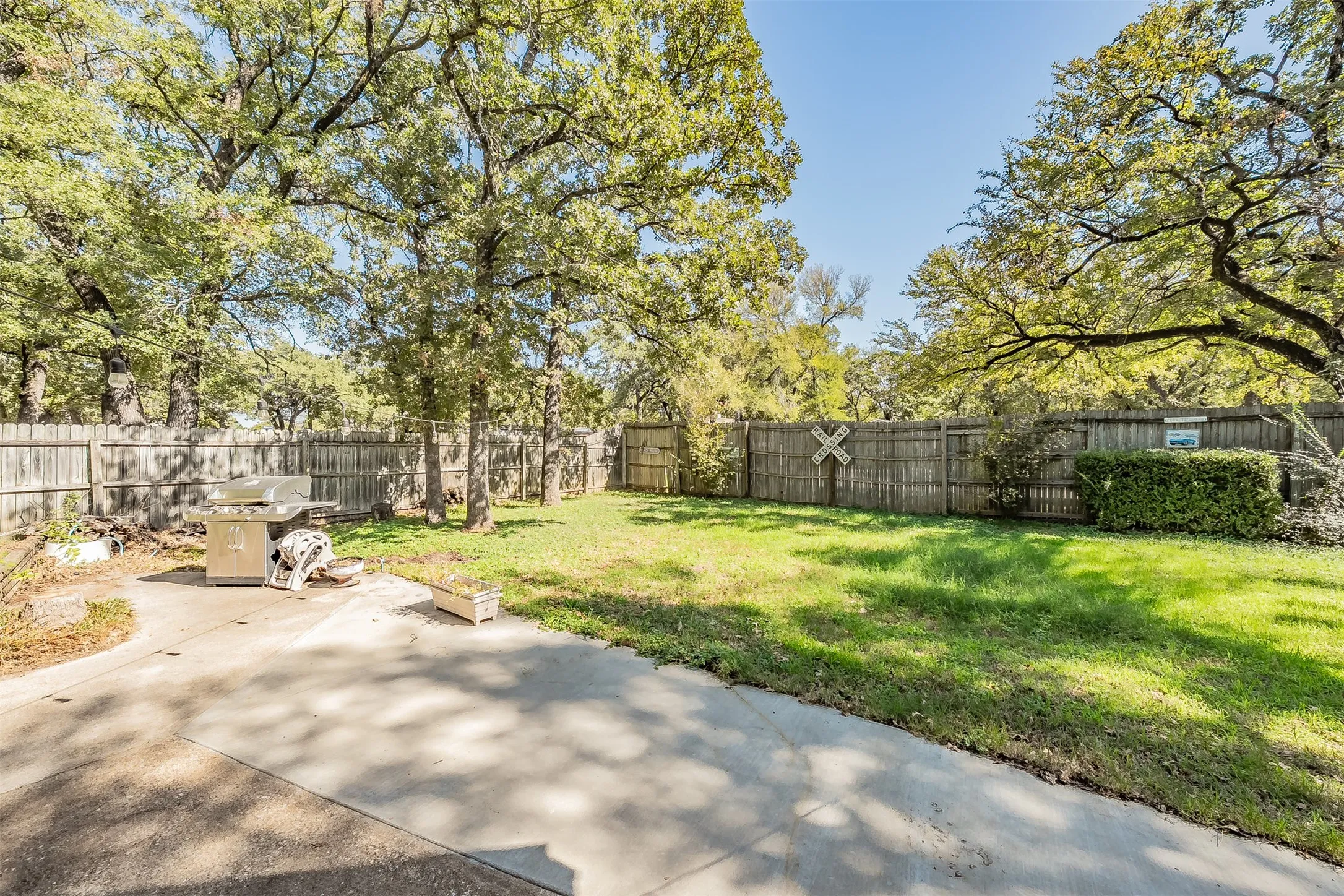 Single Family Residence For Sale in Tarrant County , 1345 Dawn Court, Pelican Bay, Texas 76020, 3 Bedroom, 3 Bathroom, Garage spaces, 2,121 Sqft, built in 1978, mls#21403829, Real Estate Agent in Pelican Bay, Homes For Sale in Tarrant county, Homes For Sale in Pelican Bay, Realtor in Pelican Bay Texas, Real Estate Brokerage Independent Realty Texas, Luminita Cordes Realtor