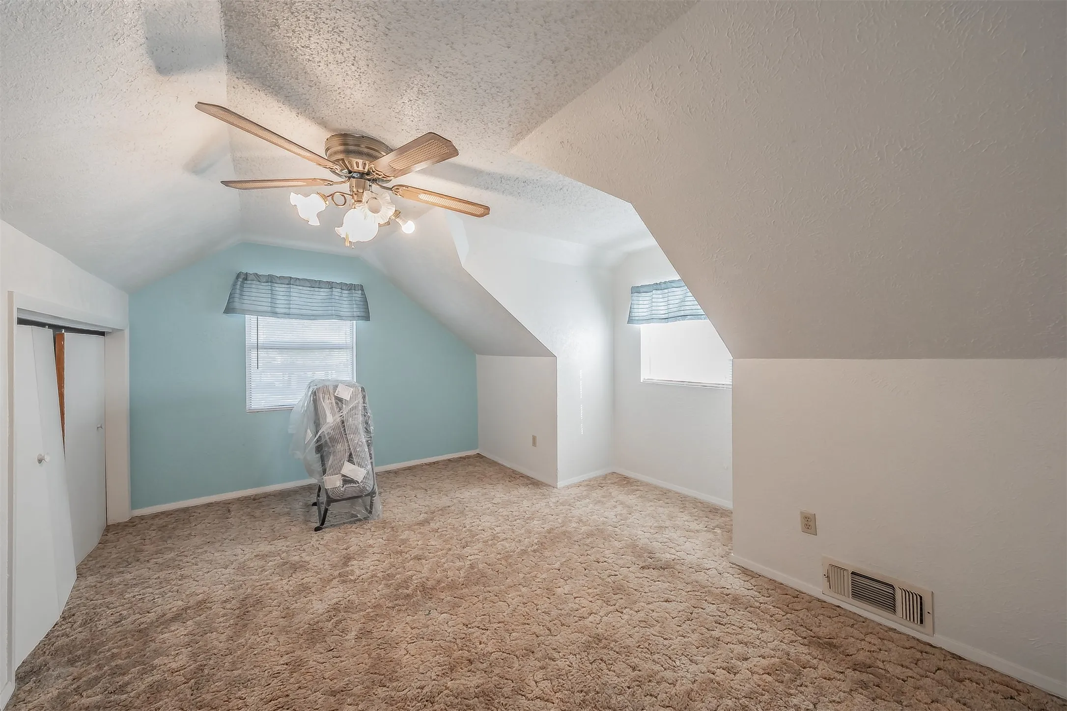 Single Family Residence For Sale in Tarrant County , 1345 Dawn Court, Pelican Bay, Texas 76020, 3 Bedroom, 3 Bathroom, Garage spaces, 2,121 Sqft, built in 1978, mls#21403829, Real Estate Agent in Pelican Bay, Homes For Sale in Tarrant county, Homes For Sale in Pelican Bay, Realtor in Pelican Bay Texas, Real Estate Brokerage Independent Realty Texas, Luminita Cordes Realtor