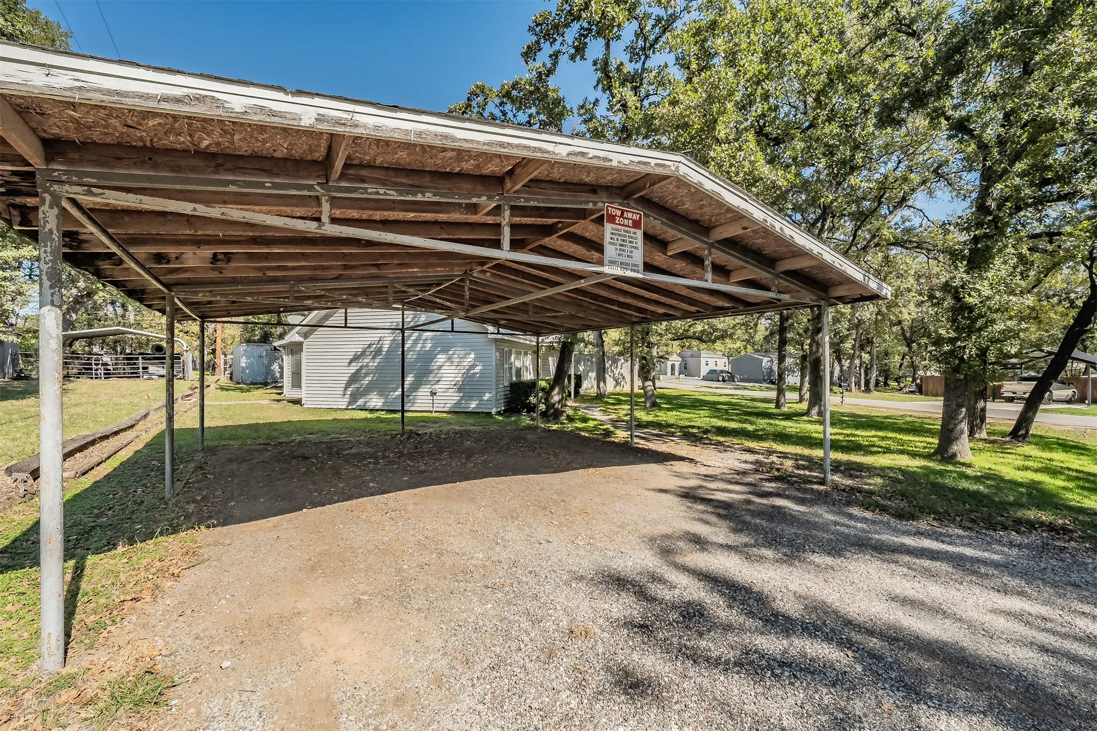 Single Family Residence For Sale in Tarrant County , 1345 Dawn Court, Pelican Bay, Texas 76020, 3 Bedroom, 3 Bathroom, Garage spaces, 2,121 Sqft, built in 1978, mls#21403829, Real Estate Agent in Pelican Bay, Homes For Sale in Tarrant county, Homes For Sale in Pelican Bay, Realtor in Pelican Bay Texas, Real Estate Brokerage Independent Realty Texas, Luminita Cordes Realtor