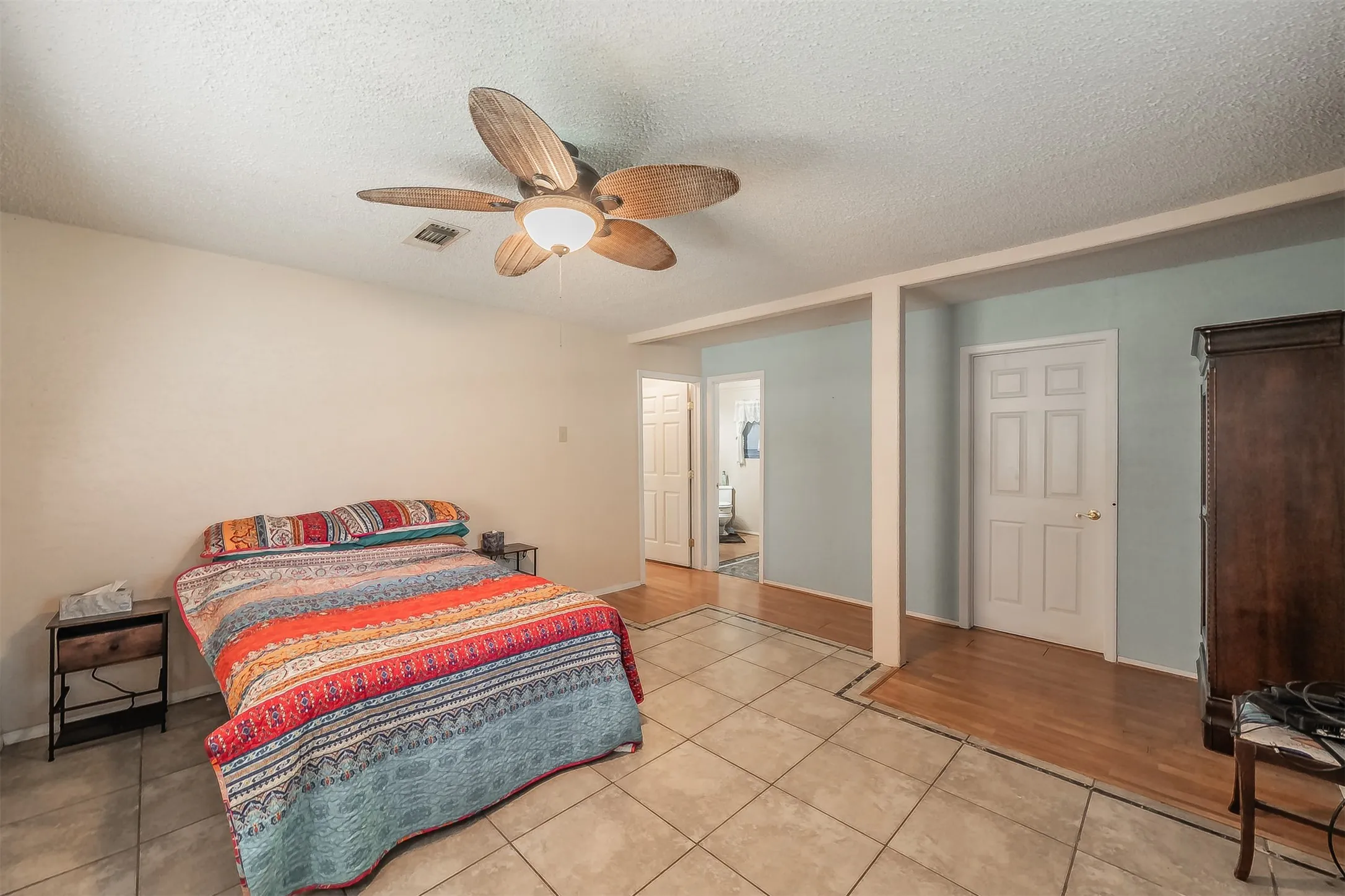 Single Family Residence For Sale in Tarrant County , 1345 Dawn Court, Pelican Bay, Texas 76020, 3 Bedroom, 3 Bathroom, Garage spaces, 2,121 Sqft, built in 1978, mls#21403829, Real Estate Agent in Pelican Bay, Homes For Sale in Tarrant county, Homes For Sale in Pelican Bay, Realtor in Pelican Bay Texas, Real Estate Brokerage Independent Realty Texas, Luminita Cordes Realtor