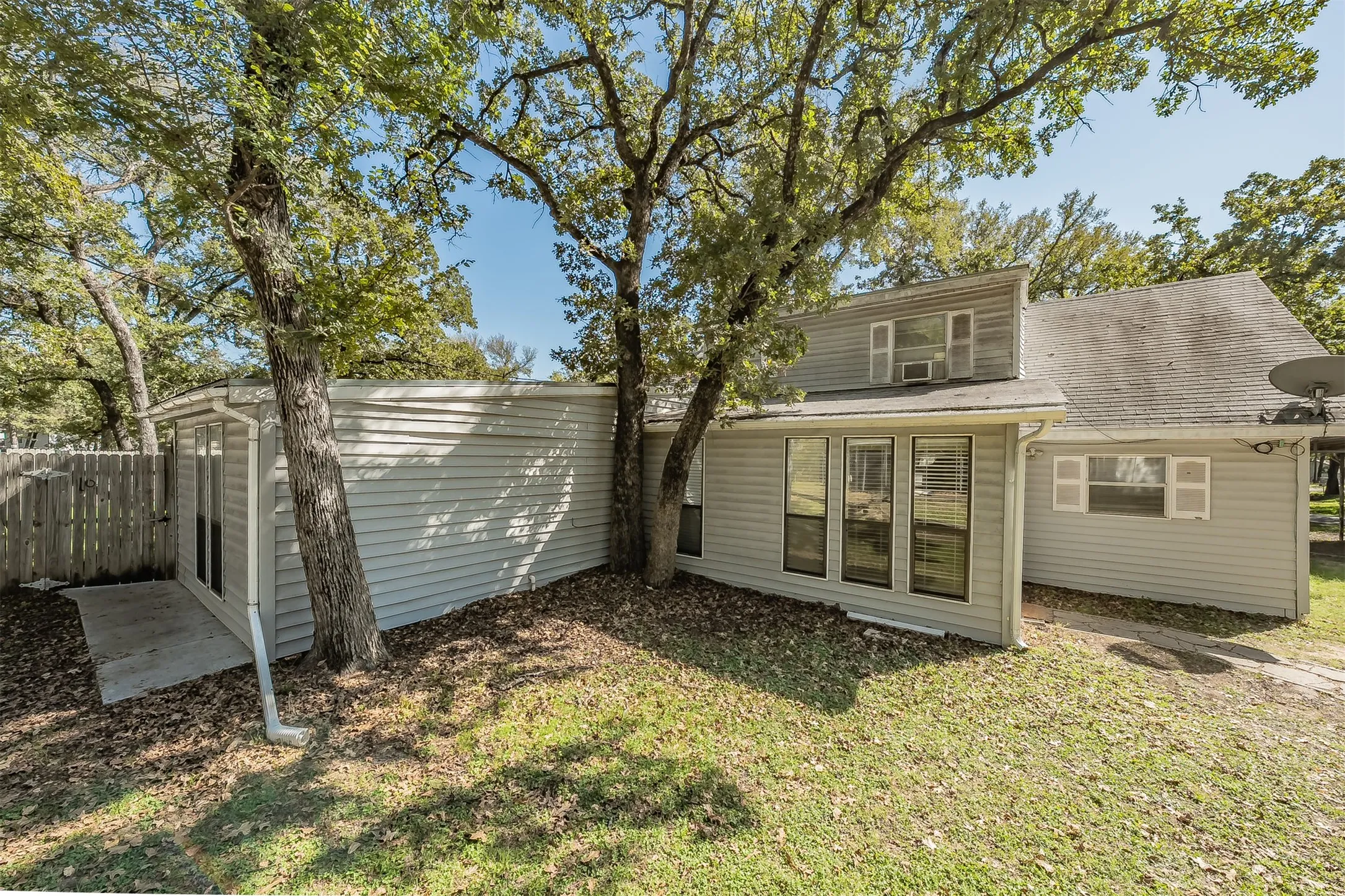 Single Family Residence For Sale in Tarrant County , 1345 Dawn Court, Pelican Bay, Texas 76020, 3 Bedroom, 3 Bathroom, Garage spaces, 2,121 Sqft, built in 1978, mls#21403829, Real Estate Agent in Pelican Bay, Homes For Sale in Tarrant county, Homes For Sale in Pelican Bay, Realtor in Pelican Bay Texas, Real Estate Brokerage Independent Realty Texas, Luminita Cordes Realtor