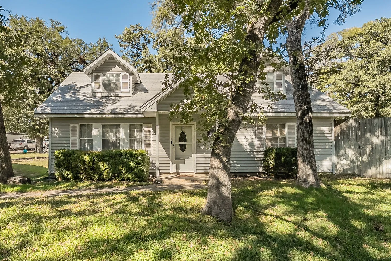 Single Family Residence For Sale in Tarrant County , 1345 Dawn Court, Pelican Bay, Texas 76020, 3 Bedroom, 3 Bathroom, Garage spaces, 2,121 Sqft, built in 1978, mls#21403829, Real Estate Agent in Pelican Bay, Homes For Sale in Tarrant county, Homes For Sale in Pelican Bay, Realtor in Pelican Bay Texas, Real Estate Brokerage Independent Realty Texas, Luminita Cordes Realtor