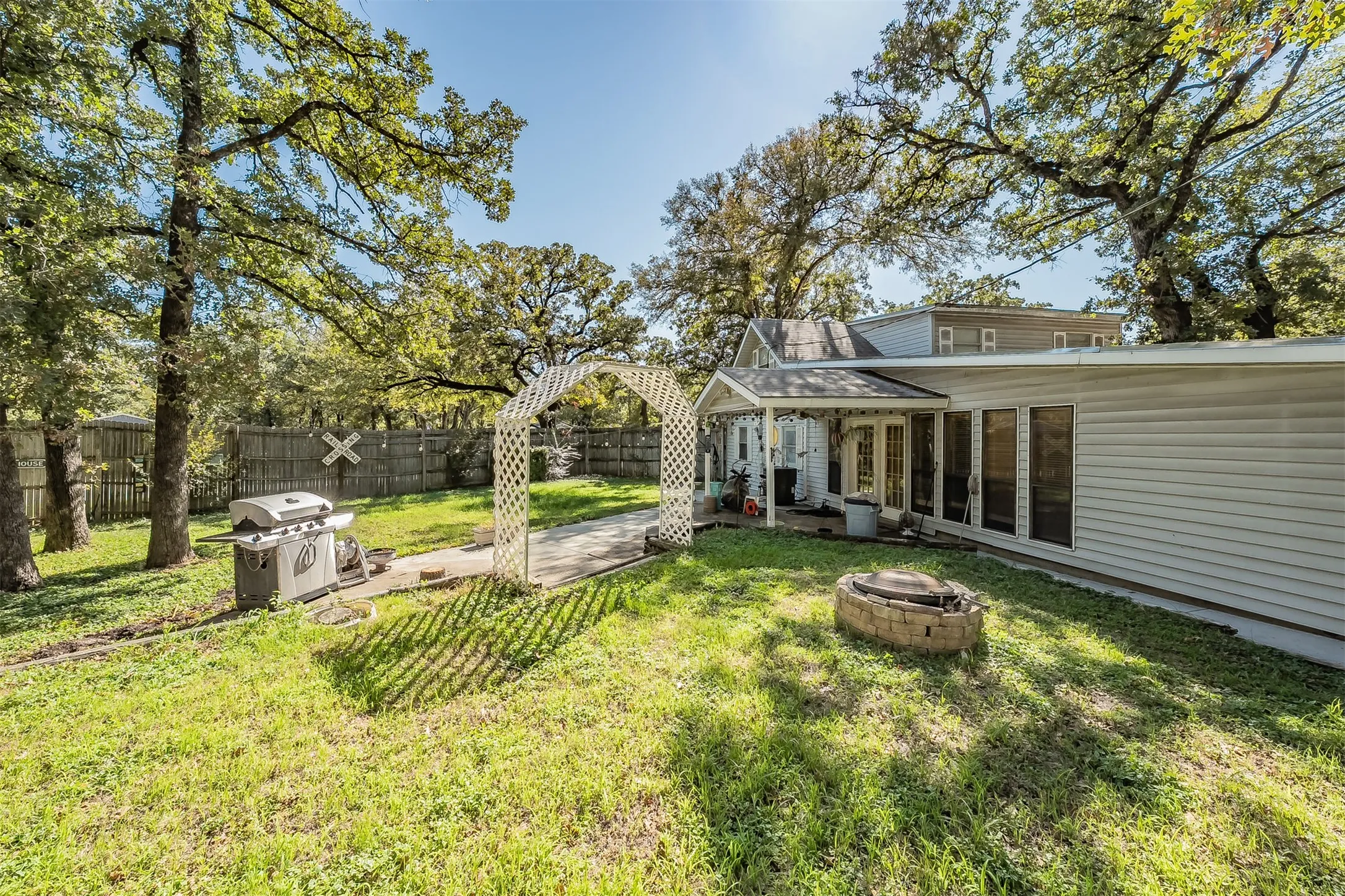Single Family Residence For Sale in Tarrant County , 1345 Dawn Court, Pelican Bay, Texas 76020, 3 Bedroom, 3 Bathroom, Garage spaces, 2,121 Sqft, built in 1978, mls#21403829, Real Estate Agent in Pelican Bay, Homes For Sale in Tarrant county, Homes For Sale in Pelican Bay, Realtor in Pelican Bay Texas, Real Estate Brokerage Independent Realty Texas, Luminita Cordes Realtor