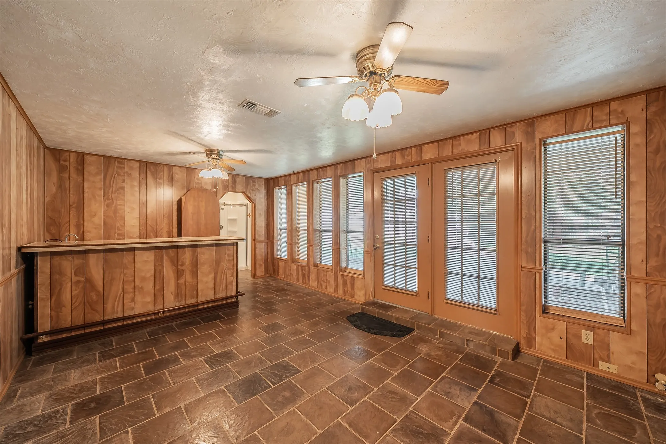 Single Family Residence For Sale in Tarrant County , 1345 Dawn Court, Pelican Bay, Texas 76020, 3 Bedroom, 3 Bathroom, Garage spaces, 2,121 Sqft, built in 1978, mls#21403829, Real Estate Agent in Pelican Bay, Homes For Sale in Tarrant county, Homes For Sale in Pelican Bay, Realtor in Pelican Bay Texas, Real Estate Brokerage Independent Realty Texas, Luminita Cordes Realtor