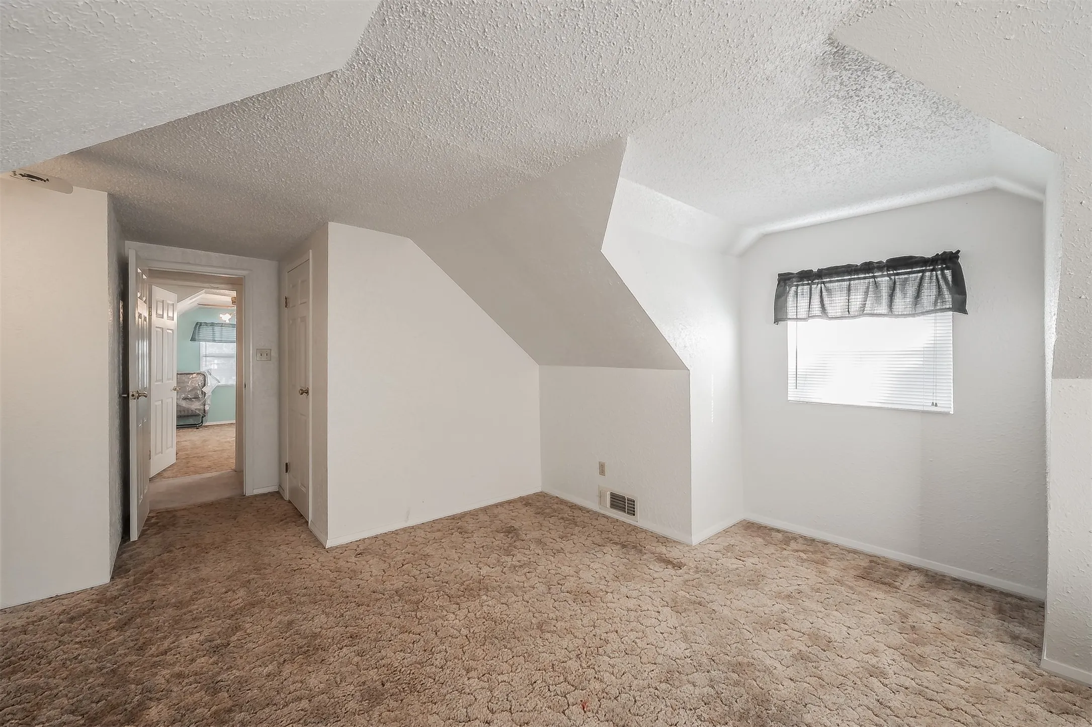 Single Family Residence For Sale in Tarrant County , 1345 Dawn Court, Pelican Bay, Texas 76020, 3 Bedroom, 3 Bathroom, Garage spaces, 2,121 Sqft, built in 1978, mls#21403829, Real Estate Agent in Pelican Bay, Homes For Sale in Tarrant county, Homes For Sale in Pelican Bay, Realtor in Pelican Bay Texas, Real Estate Brokerage Independent Realty Texas, Luminita Cordes Realtor