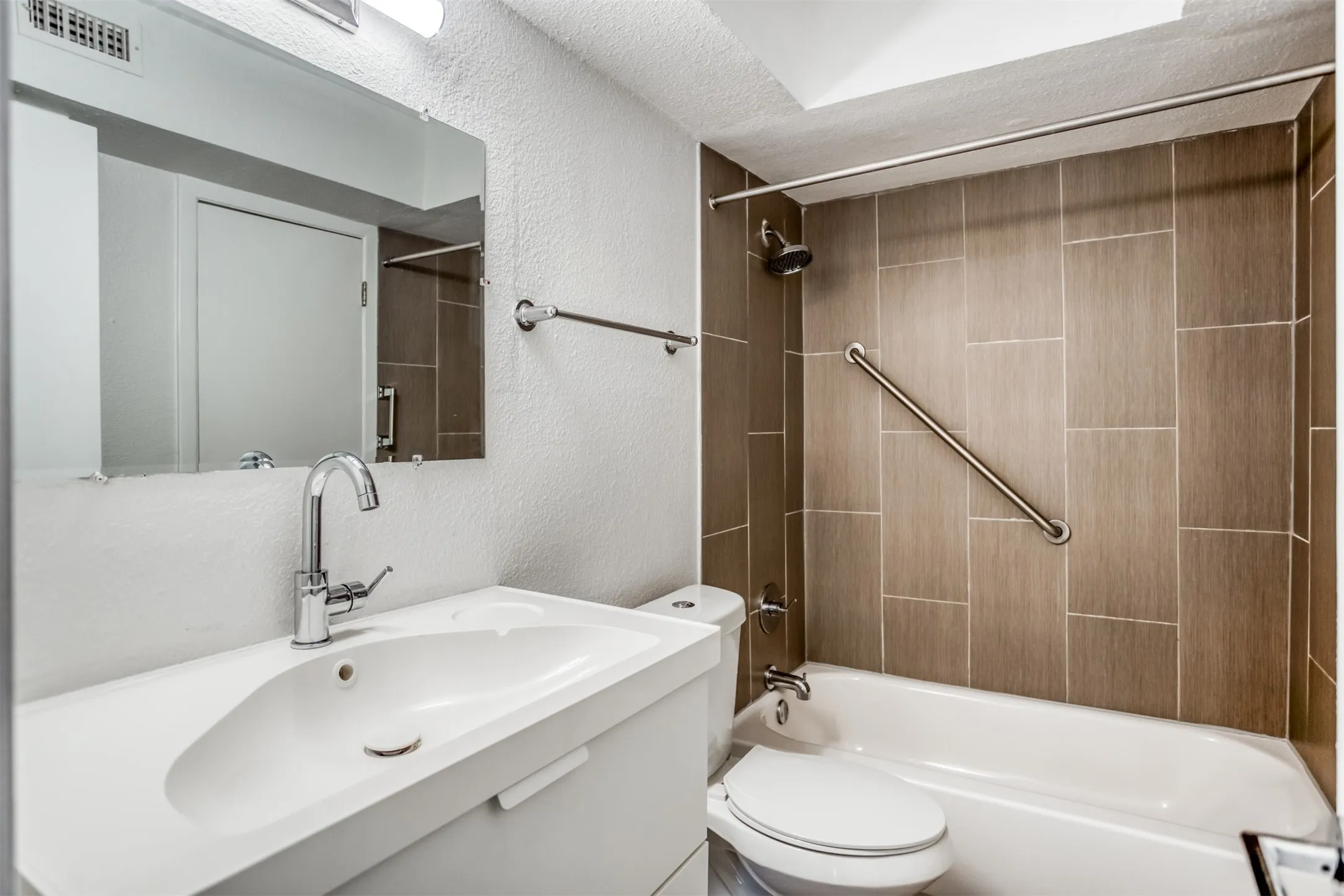 Apartment For Rent in Dallas County , 5708 Hudson Street 14, Dallas, Texas 75206, 2 Bedroom, 2 Bathroom, Garage spaces, 5,509 Sqft, built in 1964, mls#21416485, Real Estate Agent in Dallas, Homes For Rent in Dallas county, Homes For Rent in Dallas, Realtor in Dallas Texas, Real Estate Brokerage Independent Realty Texas, Luminita Cordes Realtor