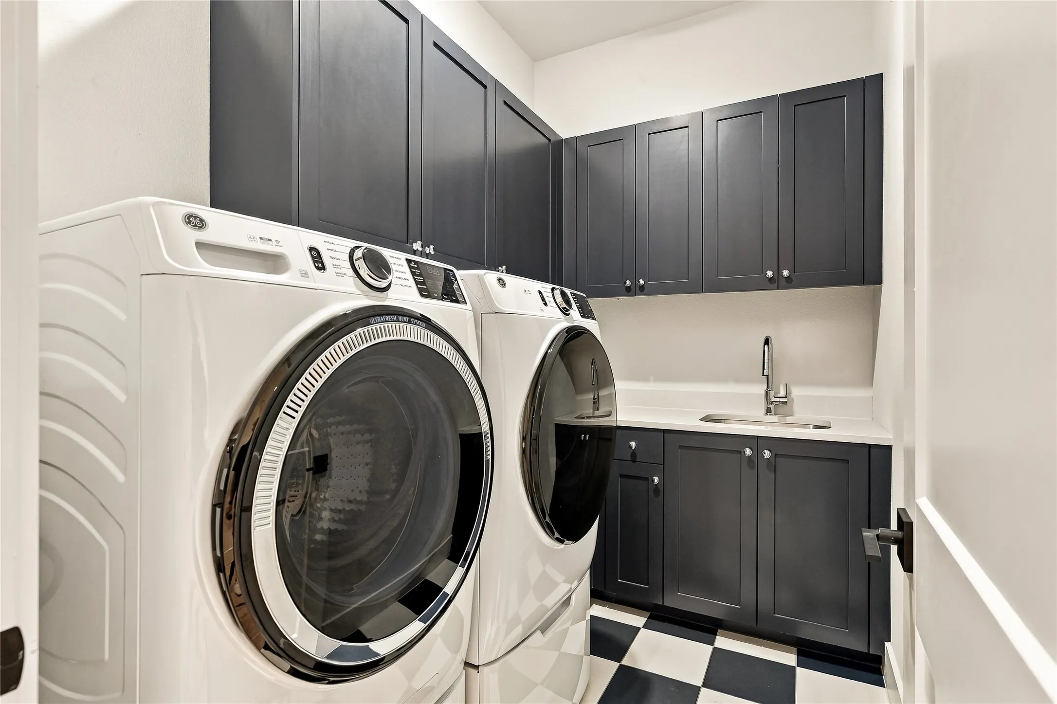 Single Family Residence For Sale in Dallas County , 5520 Martel Avenue, Dallas, Texas 75206, 3 Bedroom, 4 Bathroom, 2 Garage spaces, 2,639 Sqft, built in 2021, mls#21420737, Real Estate Agent in Dallas, Homes For Sale in Dallas county, Homes For Sale in Dallas, Realtor in Dallas Texas, Real Estate Brokerage Independent Realty Texas, Luminita Cordes Realtor