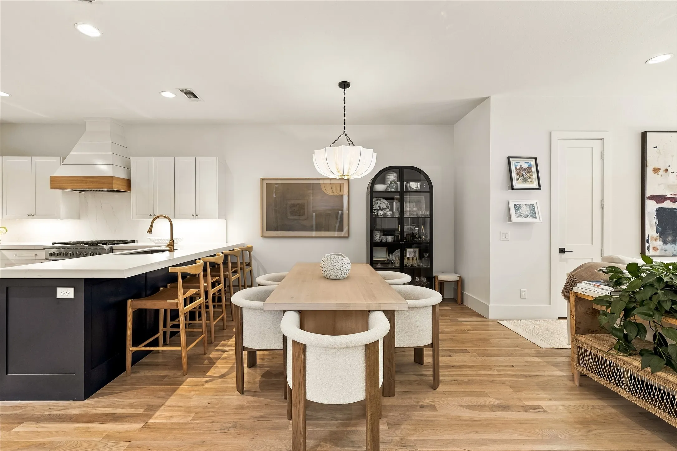 Single Family Residence For Sale in Dallas County , 5520 Martel Avenue, Dallas, Texas 75206, 3 Bedroom, 4 Bathroom, 2 Garage spaces, 2,639 Sqft, built in 2021, mls#21420737, Real Estate Agent in Dallas, Homes For Sale in Dallas county, Homes For Sale in Dallas, Realtor in Dallas Texas, Real Estate Brokerage Independent Realty Texas, Luminita Cordes Realtor