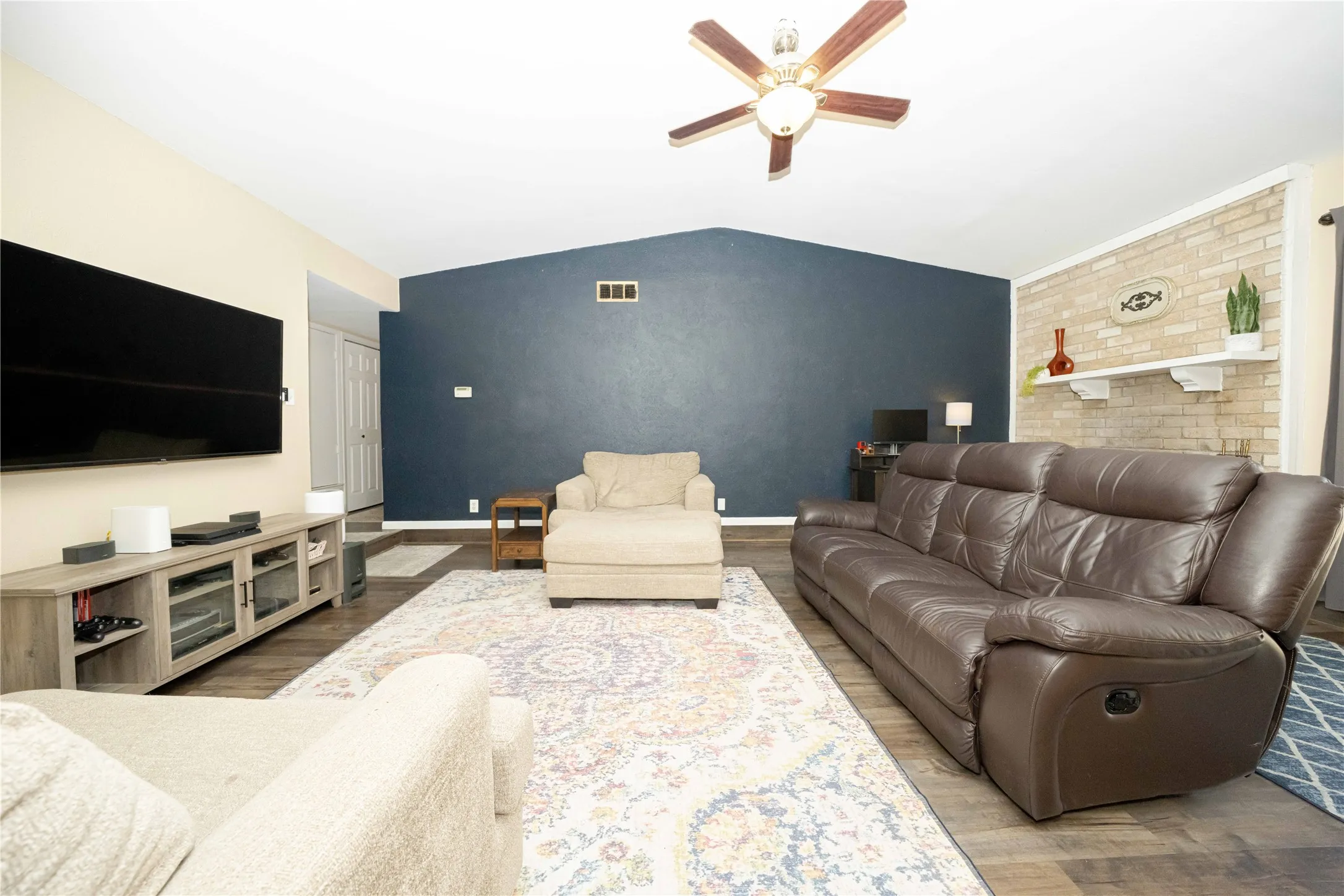 Single Family Residence For Sale in Tarrant County , 1911 Crooked Creek Lane, Arlington, Texas 76006, 3 Bedroom, 2 Bathroom, 2 Garage spaces, 1,952 Sqft, built in 1980, mls#21421189, Real Estate Agent in Arlington, Homes For Sale in Tarrant county, Homes For Sale in Arlington, Realtor in Arlington Texas, Real Estate Brokerage Independent Realty Texas, Luminita Cordes Realtor