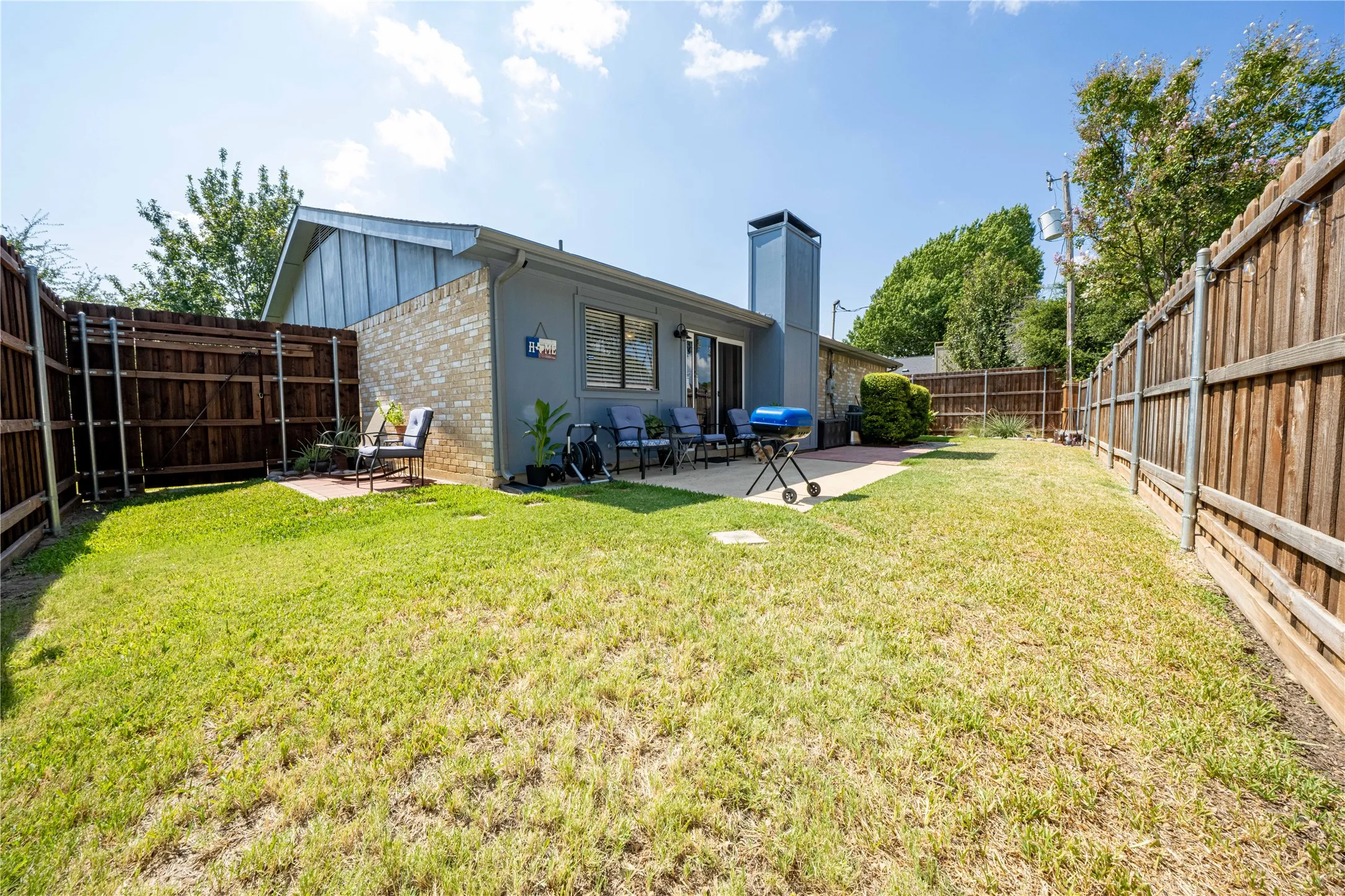 Single Family Residence For Sale in Tarrant County , 1911 Crooked Creek Lane, Arlington, Texas 76006, 3 Bedroom, 2 Bathroom, 2 Garage spaces, 1,952 Sqft, built in 1980, mls#21421189, Real Estate Agent in Arlington, Homes For Sale in Tarrant county, Homes For Sale in Arlington, Realtor in Arlington Texas, Real Estate Brokerage Independent Realty Texas, Luminita Cordes Realtor