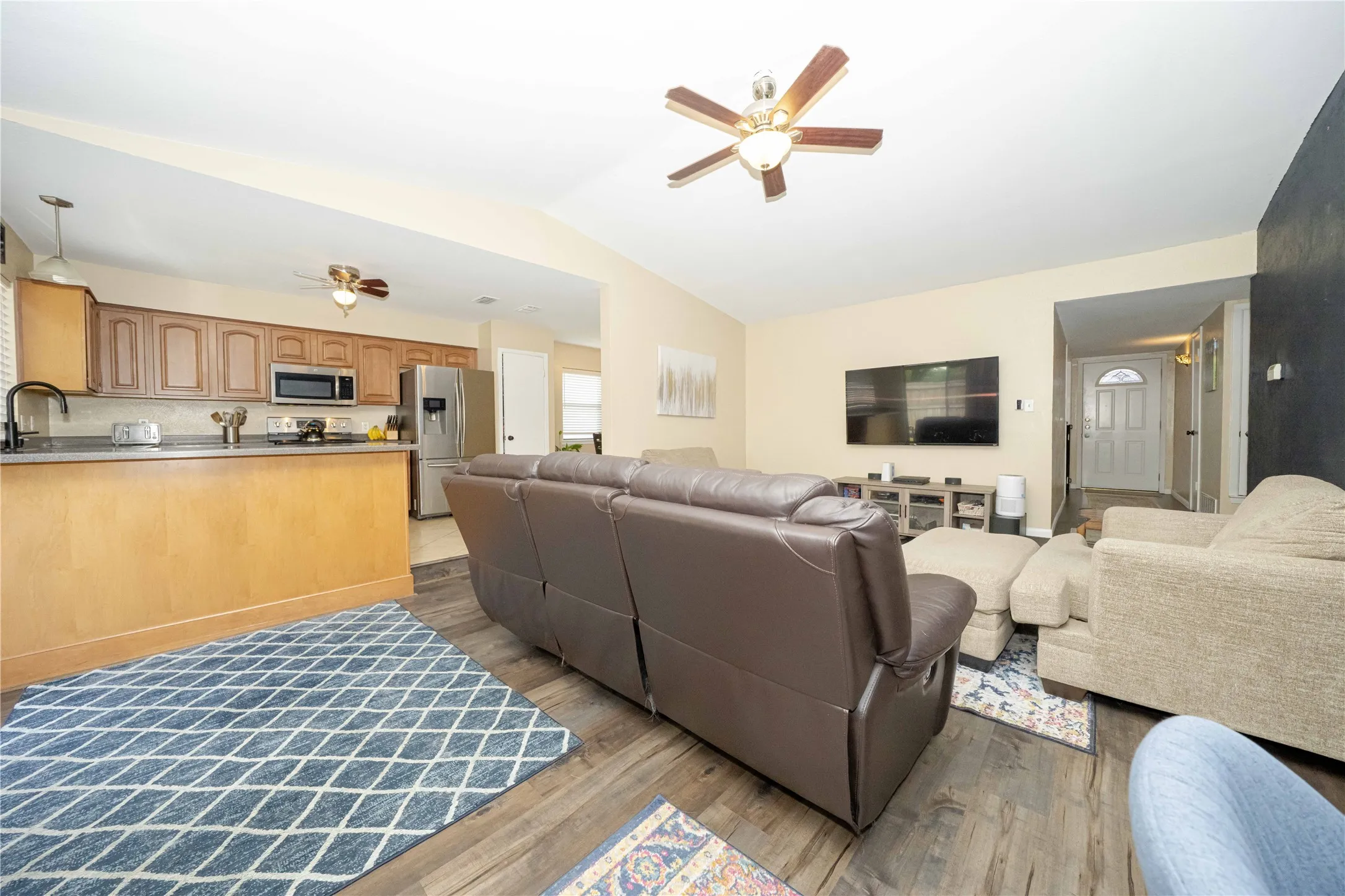 Single Family Residence For Sale in Tarrant County , 1911 Crooked Creek Lane, Arlington, Texas 76006, 3 Bedroom, 2 Bathroom, 2 Garage spaces, 1,952 Sqft, built in 1980, mls#21421189, Real Estate Agent in Arlington, Homes For Sale in Tarrant county, Homes For Sale in Arlington, Realtor in Arlington Texas, Real Estate Brokerage Independent Realty Texas, Luminita Cordes Realtor