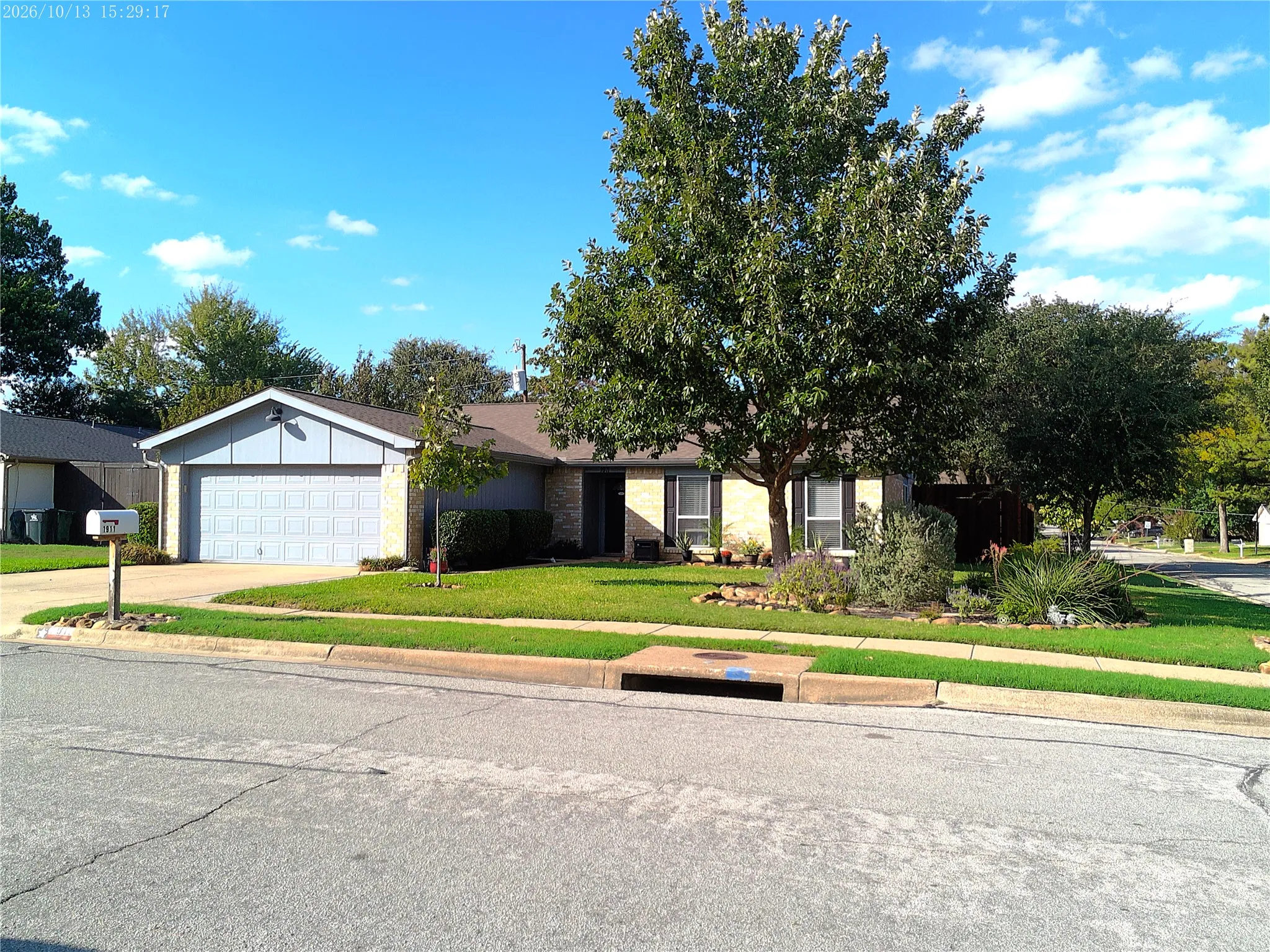 Single Family Residence For Sale in Tarrant County , 1911 Crooked Creek Lane, Arlington, Texas 76006, 3 Bedroom, 2 Bathroom, 2 Garage spaces, 1,952 Sqft, built in 1980, mls#21421189, Real Estate Agent in Arlington, Homes For Sale in Tarrant county, Homes For Sale in Arlington, Realtor in Arlington Texas, Real Estate Brokerage Independent Realty Texas, Luminita Cordes Realtor