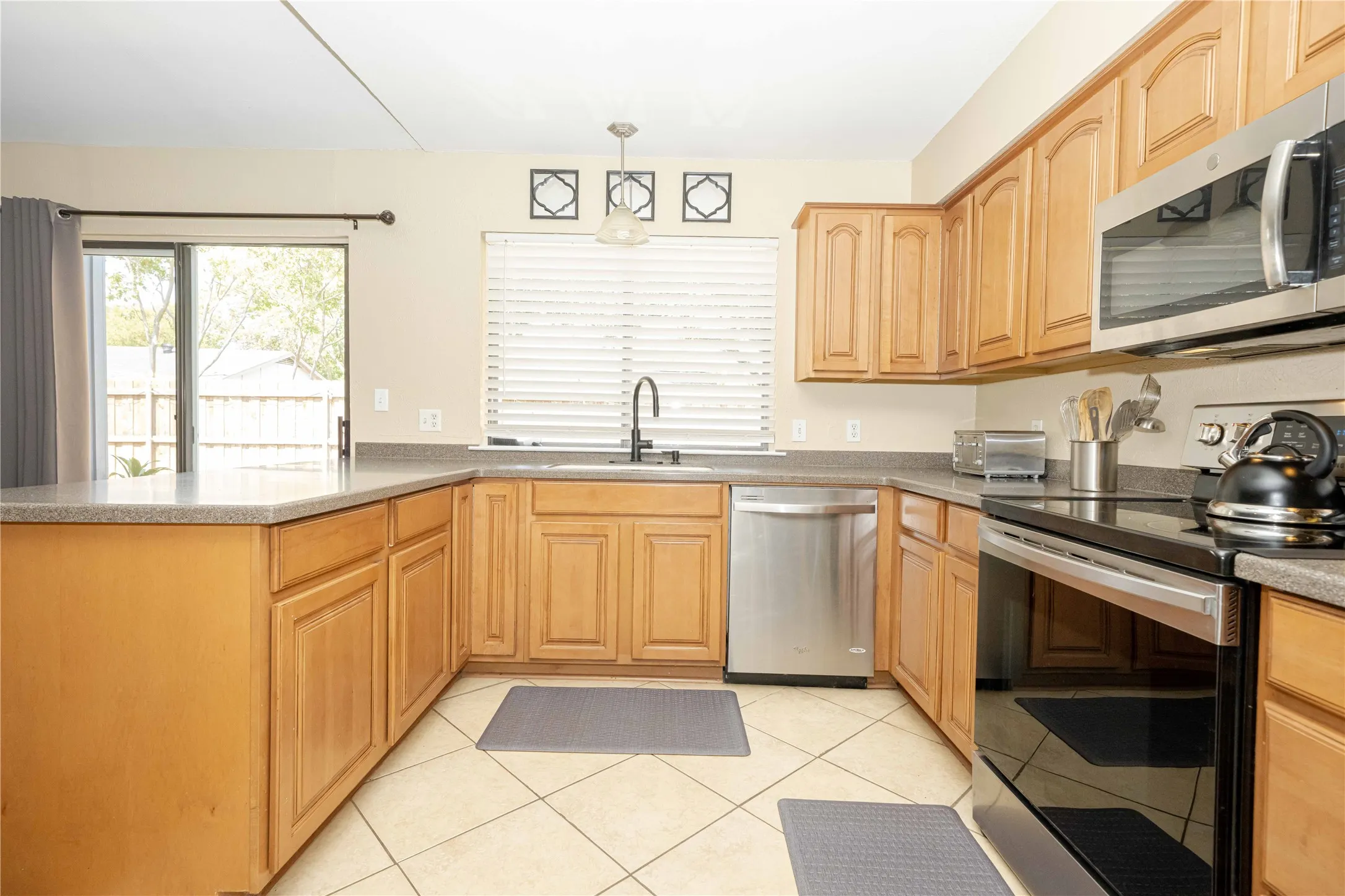 Single Family Residence For Sale in Tarrant County , 1911 Crooked Creek Lane, Arlington, Texas 76006, 3 Bedroom, 2 Bathroom, 2 Garage spaces, 1,952 Sqft, built in 1980, mls#21421189, Real Estate Agent in Arlington, Homes For Sale in Tarrant county, Homes For Sale in Arlington, Realtor in Arlington Texas, Real Estate Brokerage Independent Realty Texas, Luminita Cordes Realtor