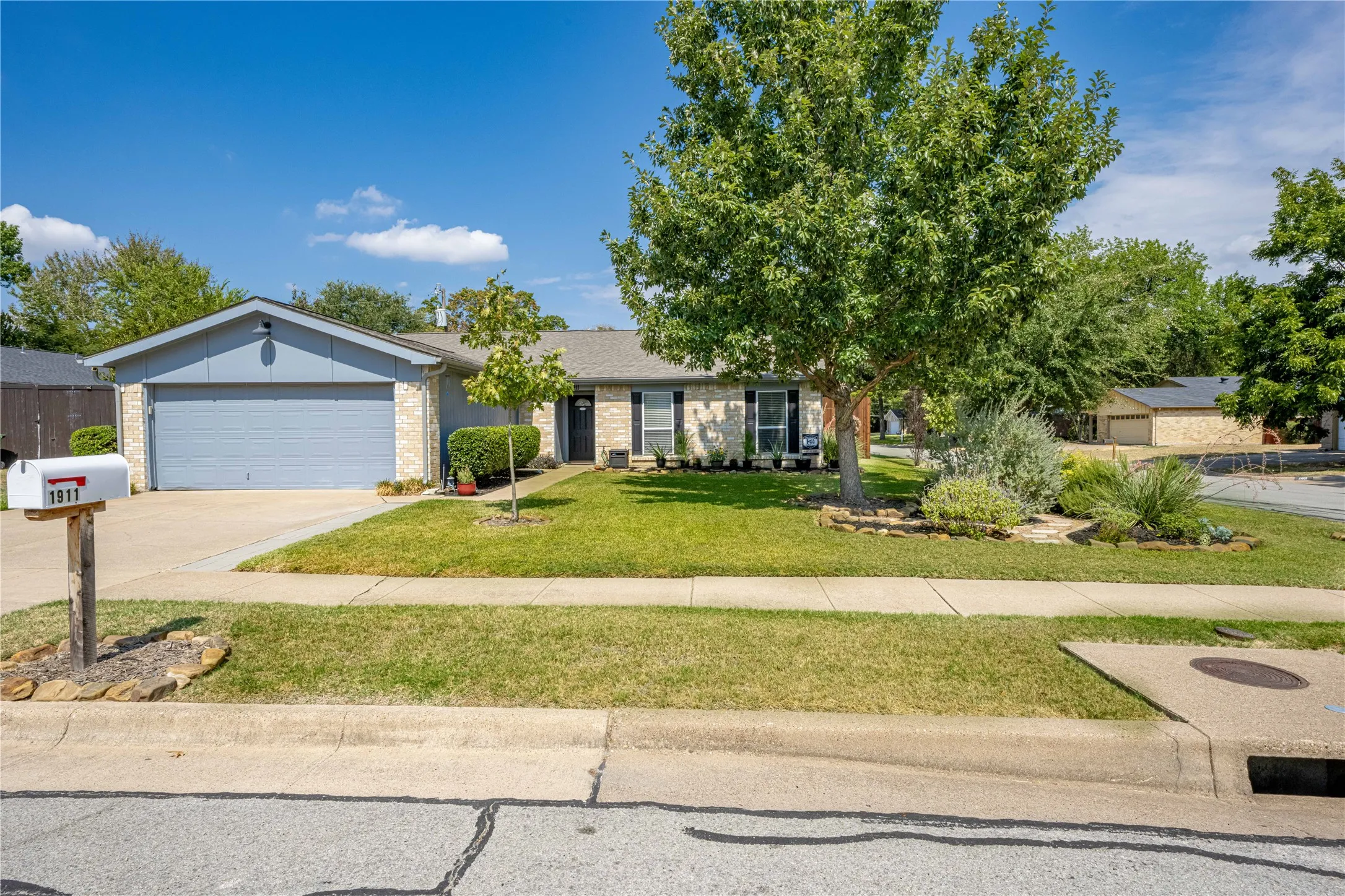 Single Family Residence For Sale in Tarrant County , 1911 Crooked Creek Lane, Arlington, Texas 76006, 3 Bedroom, 2 Bathroom, 2 Garage spaces, 1,952 Sqft, built in 1980, mls#21421189, Real Estate Agent in Arlington, Homes For Sale in Tarrant county, Homes For Sale in Arlington, Realtor in Arlington Texas, Real Estate Brokerage Independent Realty Texas, Luminita Cordes Realtor