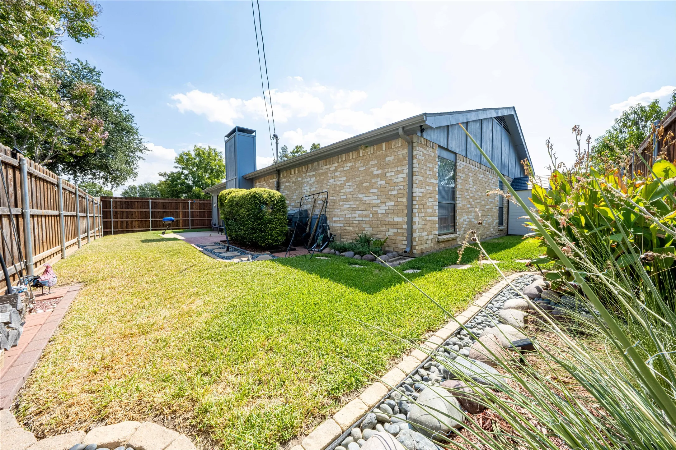 Single Family Residence For Sale in Tarrant County , 1911 Crooked Creek Lane, Arlington, Texas 76006, 3 Bedroom, 2 Bathroom, 2 Garage spaces, 1,952 Sqft, built in 1980, mls#21421189, Real Estate Agent in Arlington, Homes For Sale in Tarrant county, Homes For Sale in Arlington, Realtor in Arlington Texas, Real Estate Brokerage Independent Realty Texas, Luminita Cordes Realtor
