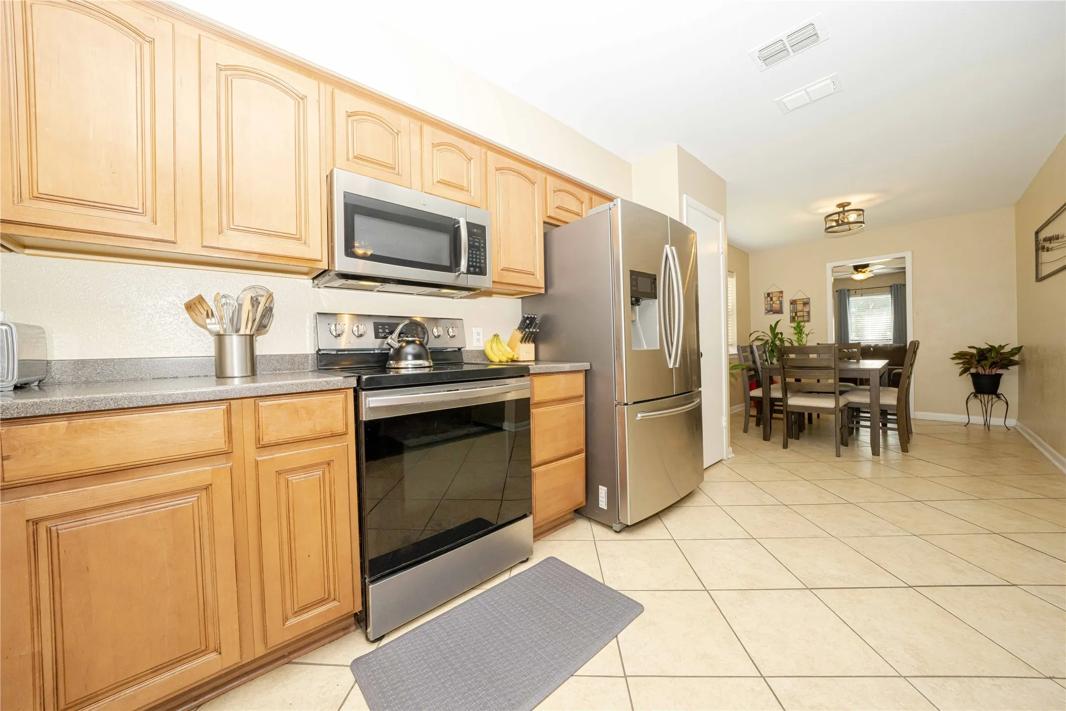 Single Family Residence For Sale in Tarrant County , 1911 Crooked Creek Lane, Arlington, Texas 76006, 3 Bedroom, 2 Bathroom, 2 Garage spaces, 1,952 Sqft, built in 1980, mls#21421189, Real Estate Agent in Arlington, Homes For Sale in Tarrant county, Homes For Sale in Arlington, Realtor in Arlington Texas, Real Estate Brokerage Independent Realty Texas, Luminita Cordes Realtor
