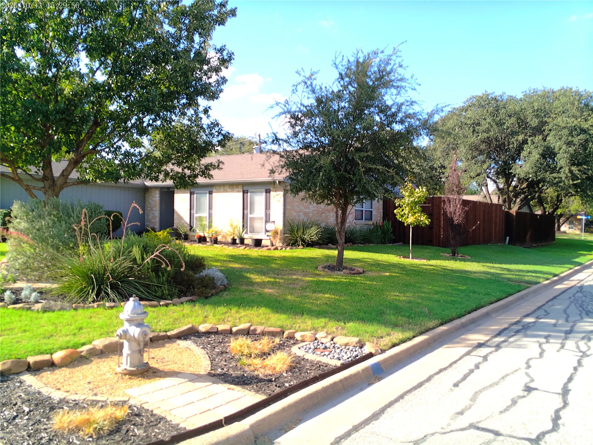 Single Family Residence For Sale in Tarrant County , 1911 Crooked Creek Lane, Arlington, Texas 76006, 3 Bedroom, 2 Bathroom, 2 Garage spaces, 1,952 Sqft, built in 1980, mls#21421189, Real Estate Agent in Arlington, Homes For Sale in Tarrant county, Homes For Sale in Arlington, Realtor in Arlington Texas, Real Estate Brokerage Independent Realty Texas, Luminita Cordes Realtor