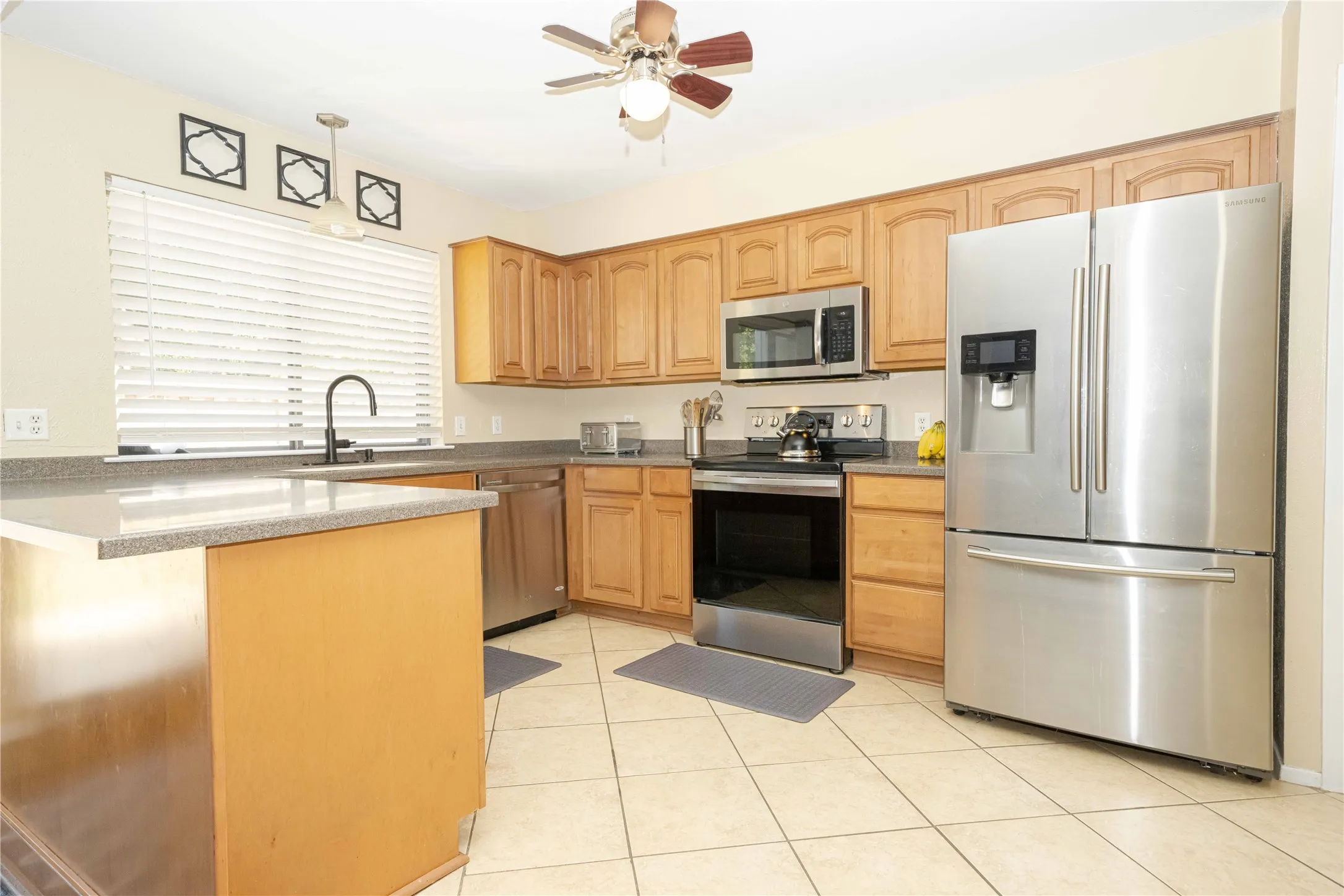 Single Family Residence For Sale in Tarrant County , 1911 Crooked Creek Lane, Arlington, Texas 76006, 3 Bedroom, 2 Bathroom, 2 Garage spaces, 1,952 Sqft, built in 1980, mls#21421189, Real Estate Agent in Arlington, Homes For Sale in Tarrant county, Homes For Sale in Arlington, Realtor in Arlington Texas, Real Estate Brokerage Independent Realty Texas, Luminita Cordes Realtor