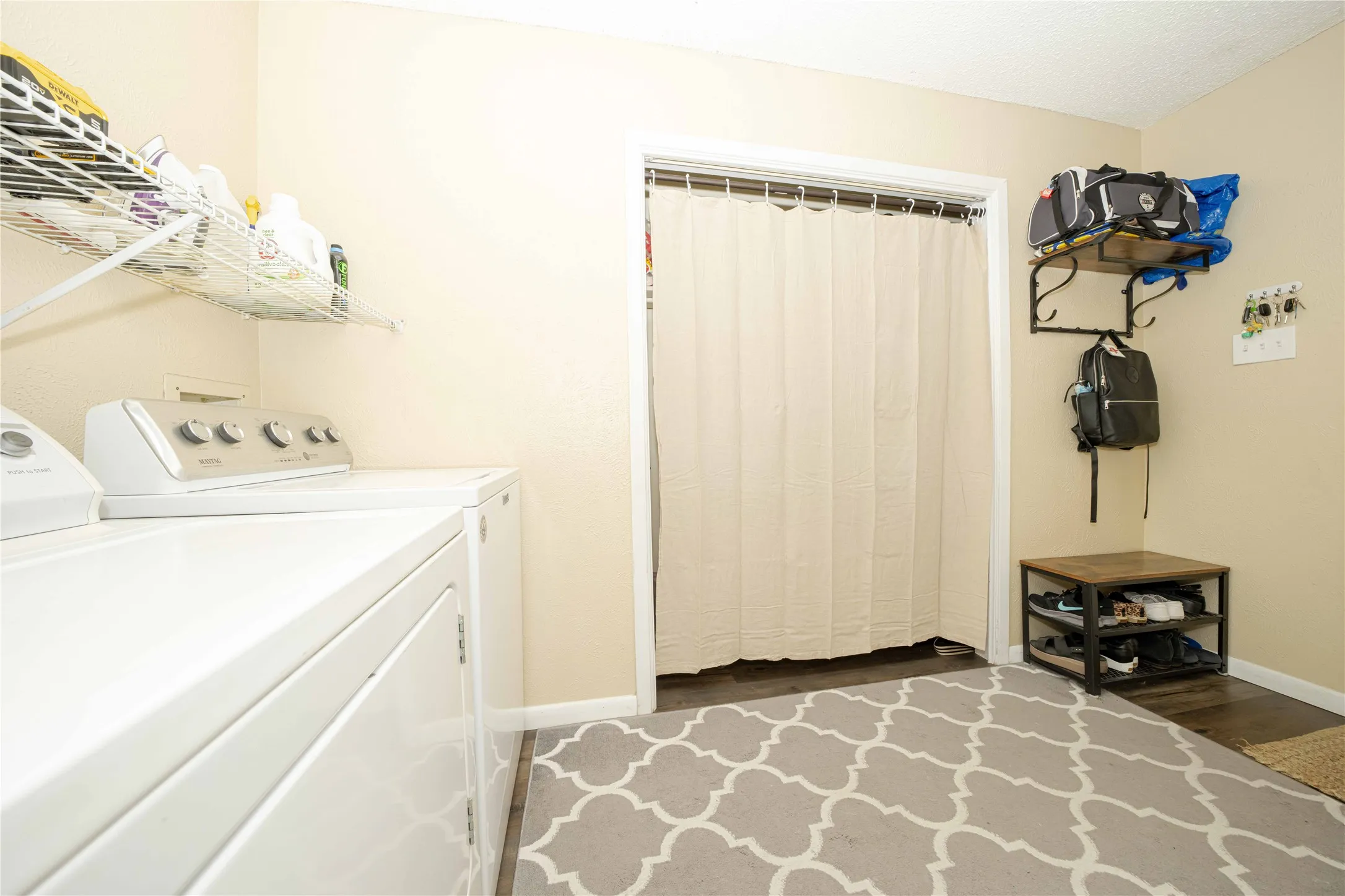 Single Family Residence For Sale in Tarrant County , 1911 Crooked Creek Lane, Arlington, Texas 76006, 3 Bedroom, 2 Bathroom, 2 Garage spaces, 1,952 Sqft, built in 1980, mls#21421189, Real Estate Agent in Arlington, Homes For Sale in Tarrant county, Homes For Sale in Arlington, Realtor in Arlington Texas, Real Estate Brokerage Independent Realty Texas, Luminita Cordes Realtor