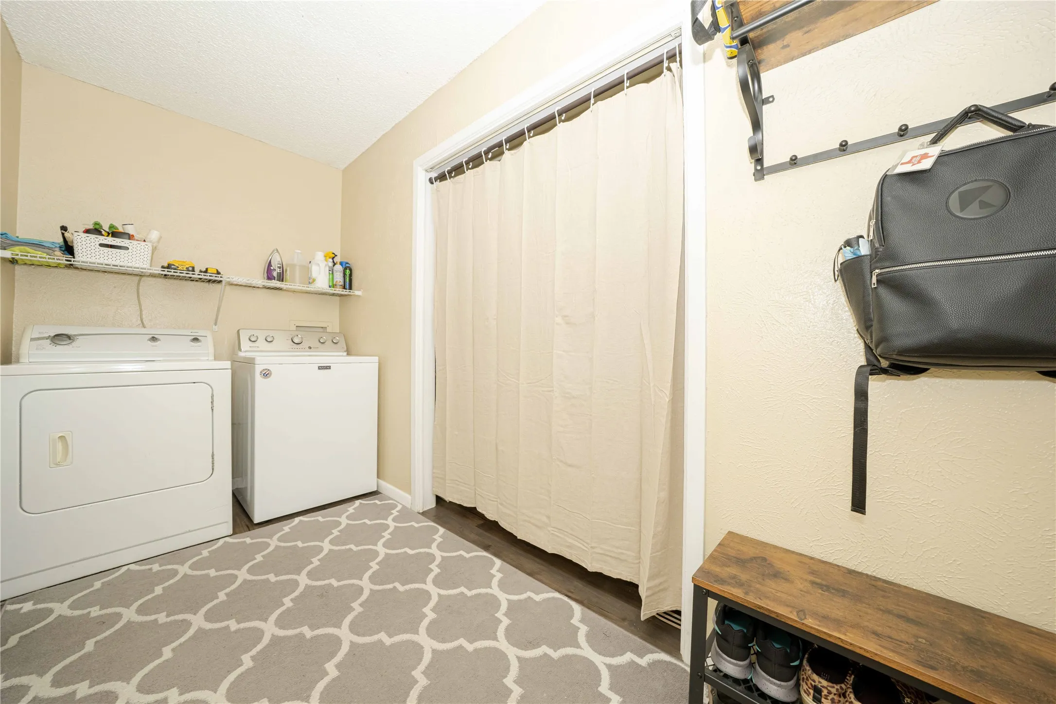 Single Family Residence For Sale in Tarrant County , 1911 Crooked Creek Lane, Arlington, Texas 76006, 3 Bedroom, 2 Bathroom, 2 Garage spaces, 1,952 Sqft, built in 1980, mls#21421189, Real Estate Agent in Arlington, Homes For Sale in Tarrant county, Homes For Sale in Arlington, Realtor in Arlington Texas, Real Estate Brokerage Independent Realty Texas, Luminita Cordes Realtor