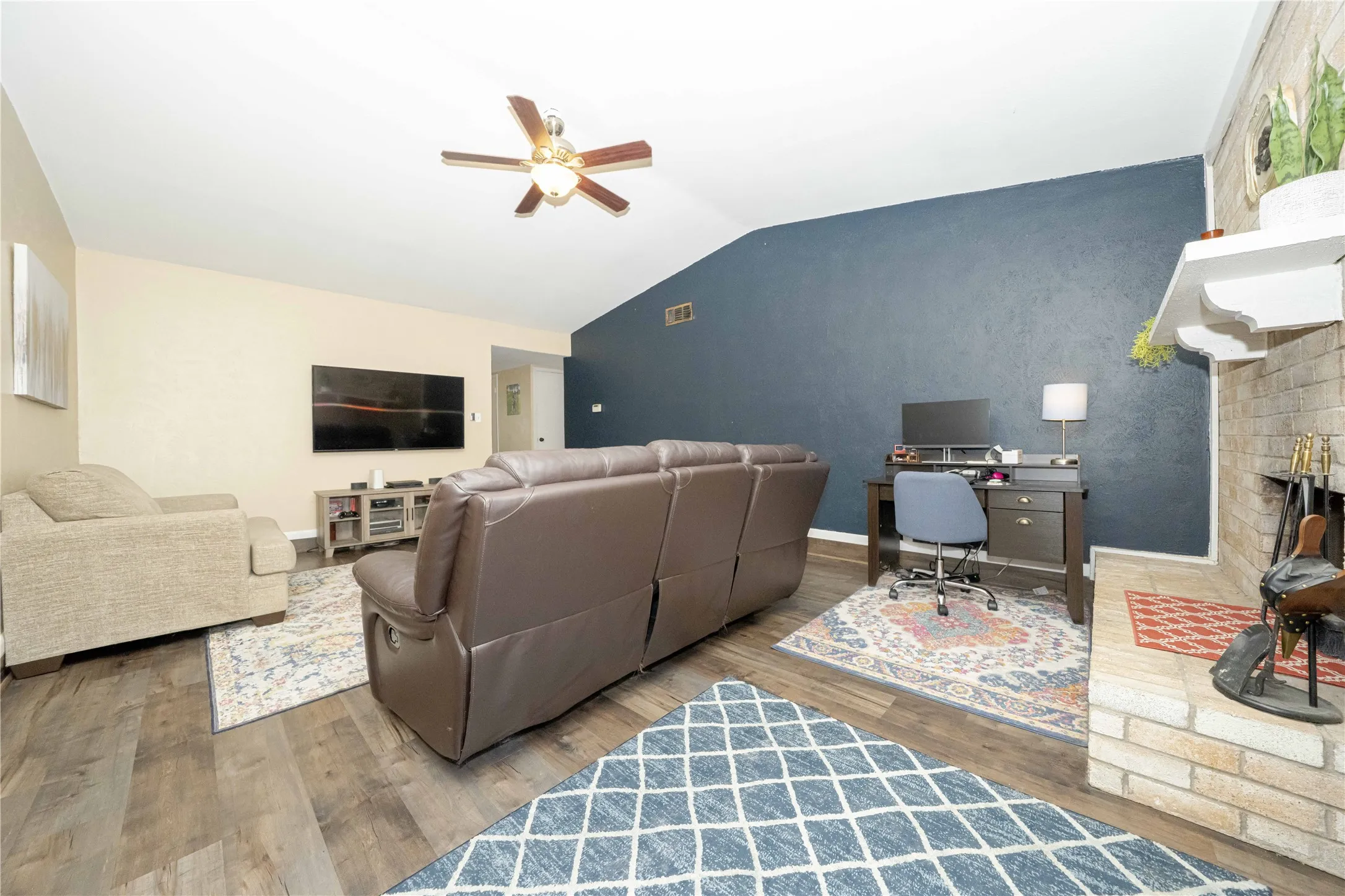Single Family Residence For Sale in Tarrant County , 1911 Crooked Creek Lane, Arlington, Texas 76006, 3 Bedroom, 2 Bathroom, 2 Garage spaces, 1,952 Sqft, built in 1980, mls#21421189, Real Estate Agent in Arlington, Homes For Sale in Tarrant county, Homes For Sale in Arlington, Realtor in Arlington Texas, Real Estate Brokerage Independent Realty Texas, Luminita Cordes Realtor
