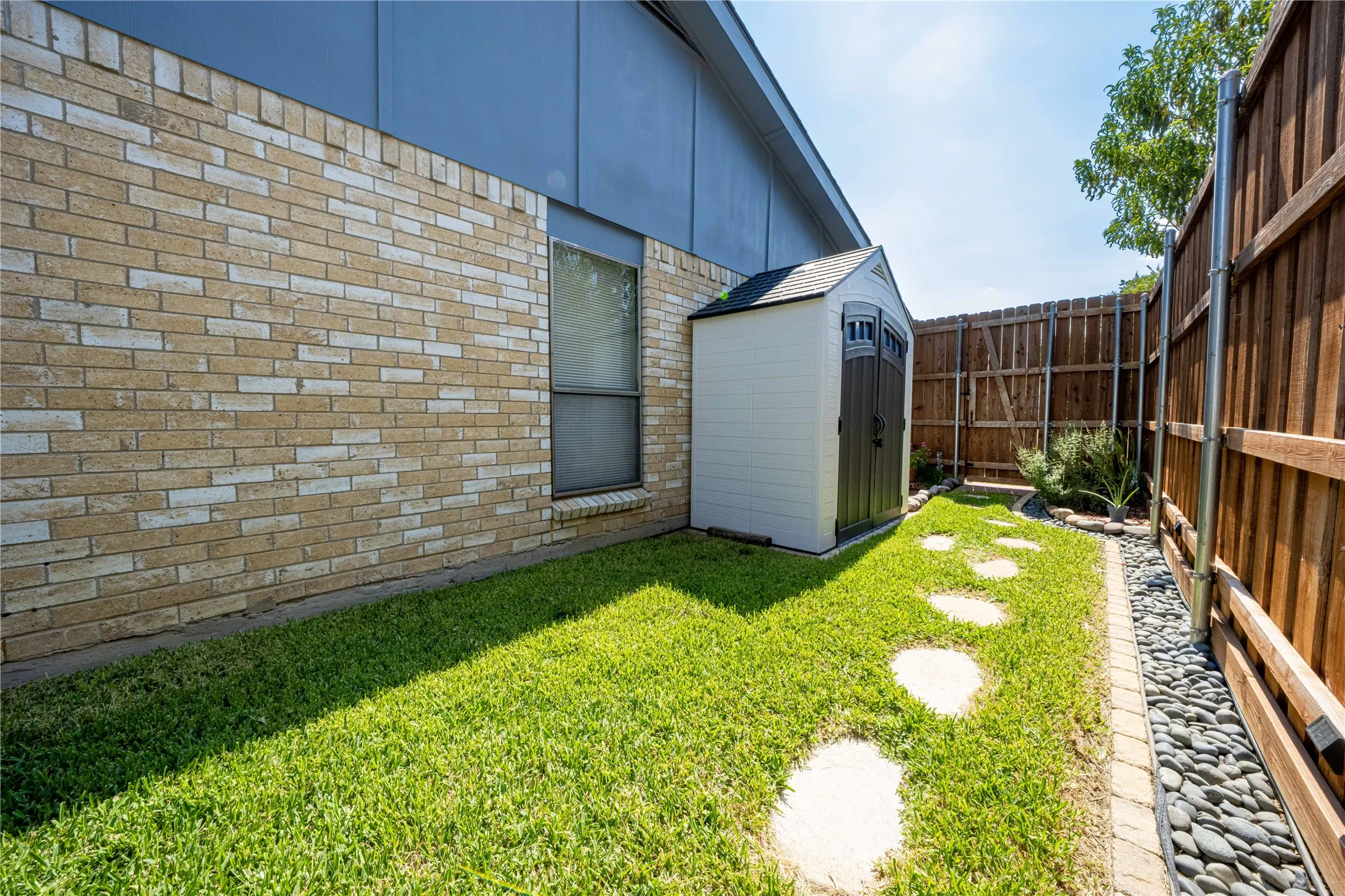 Single Family Residence For Sale in Tarrant County , 1911 Crooked Creek Lane, Arlington, Texas 76006, 3 Bedroom, 2 Bathroom, 2 Garage spaces, 1,952 Sqft, built in 1980, mls#21421189, Real Estate Agent in Arlington, Homes For Sale in Tarrant county, Homes For Sale in Arlington, Realtor in Arlington Texas, Real Estate Brokerage Independent Realty Texas, Luminita Cordes Realtor