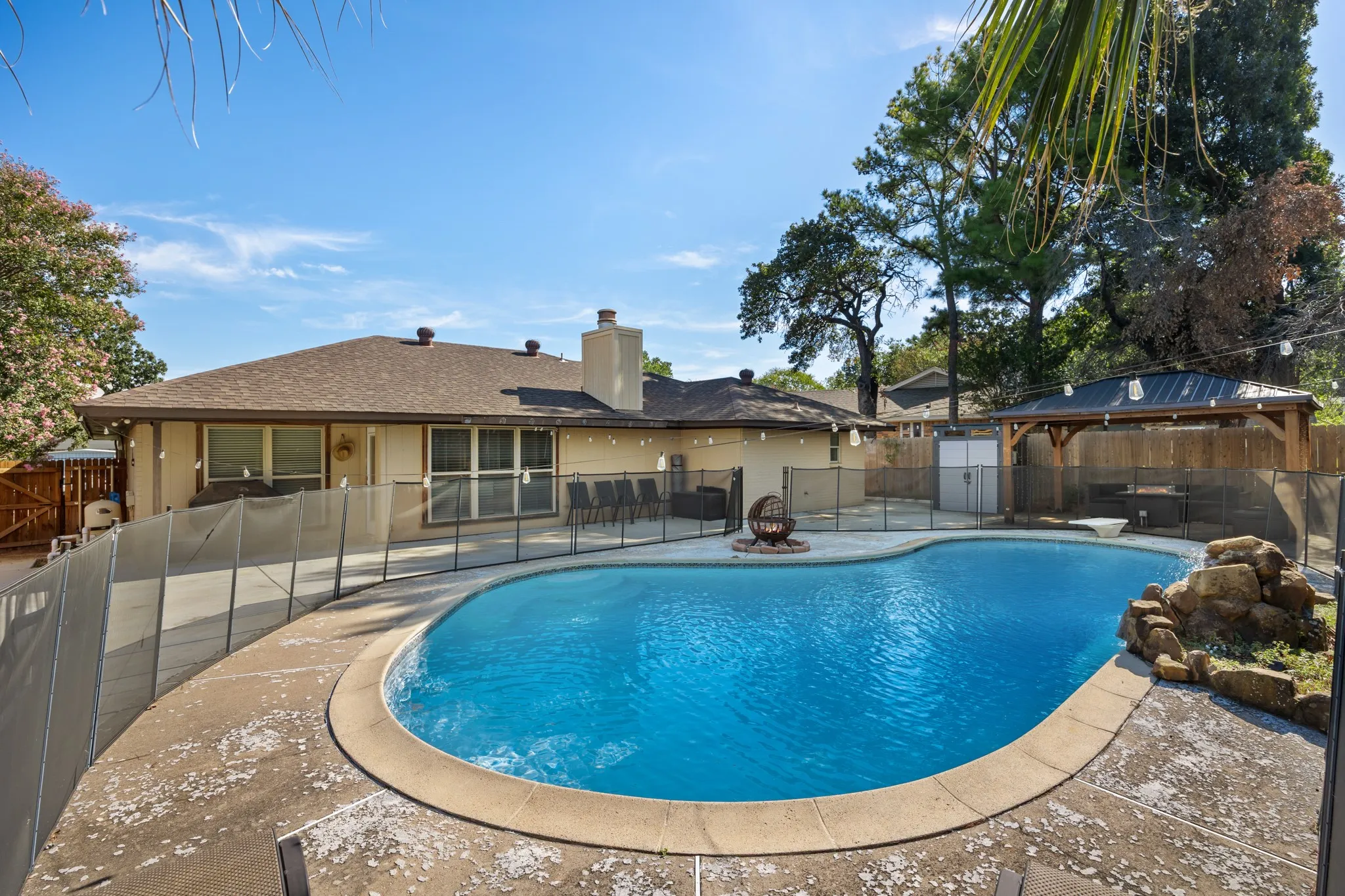 Single Family Residence For Sale in Tarrant County , 726 Danvers Lane, Mansfield, Texas 76063, 3 Bedroom, 2 Bathroom, 2 Garage spaces, 1,587 Sqft, built in 1982, mls#21420921, Real Estate Agent in Mansfield, Homes For Sale in Tarrant county, Homes For Sale in Mansfield, Realtor in Mansfield Texas, Real Estate Brokerage Independent Realty Texas, Luminita Cordes Realtor