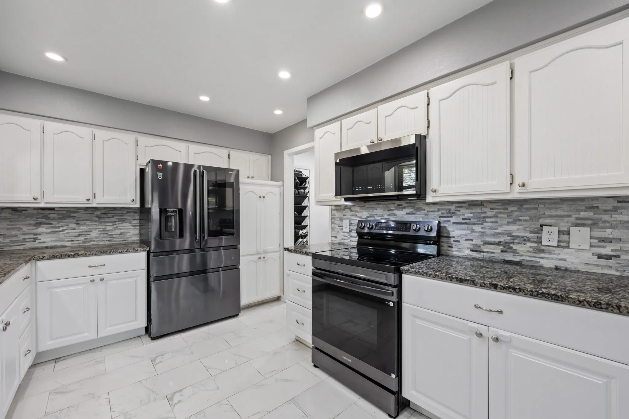 Single Family Residence For Sale in Tarrant County , 726 Danvers Lane, Mansfield, Texas 76063, 3 Bedroom, 2 Bathroom, 2 Garage spaces, 1,587 Sqft, built in 1982, mls#21420921, Real Estate Agent in Mansfield, Homes For Sale in Tarrant county, Homes For Sale in Mansfield, Realtor in Mansfield Texas, Real Estate Brokerage Independent Realty Texas, Luminita Cordes Realtor