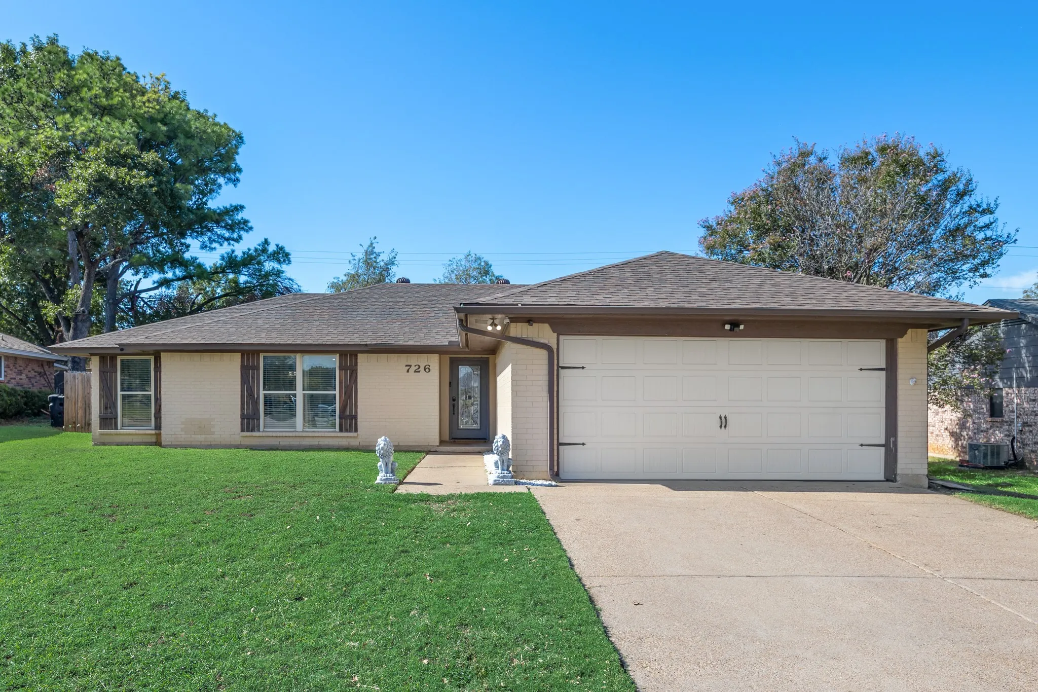 Single Family Residence For Sale in Tarrant County , 726 Danvers Lane, Mansfield, Texas 76063, 3 Bedroom, 2 Bathroom, 2 Garage spaces, 1,587 Sqft, built in 1982, mls#21420921, Real Estate Agent in Mansfield, Homes For Sale in Tarrant county, Homes For Sale in Mansfield, Realtor in Mansfield Texas, Real Estate Brokerage Independent Realty Texas, Luminita Cordes Realtor