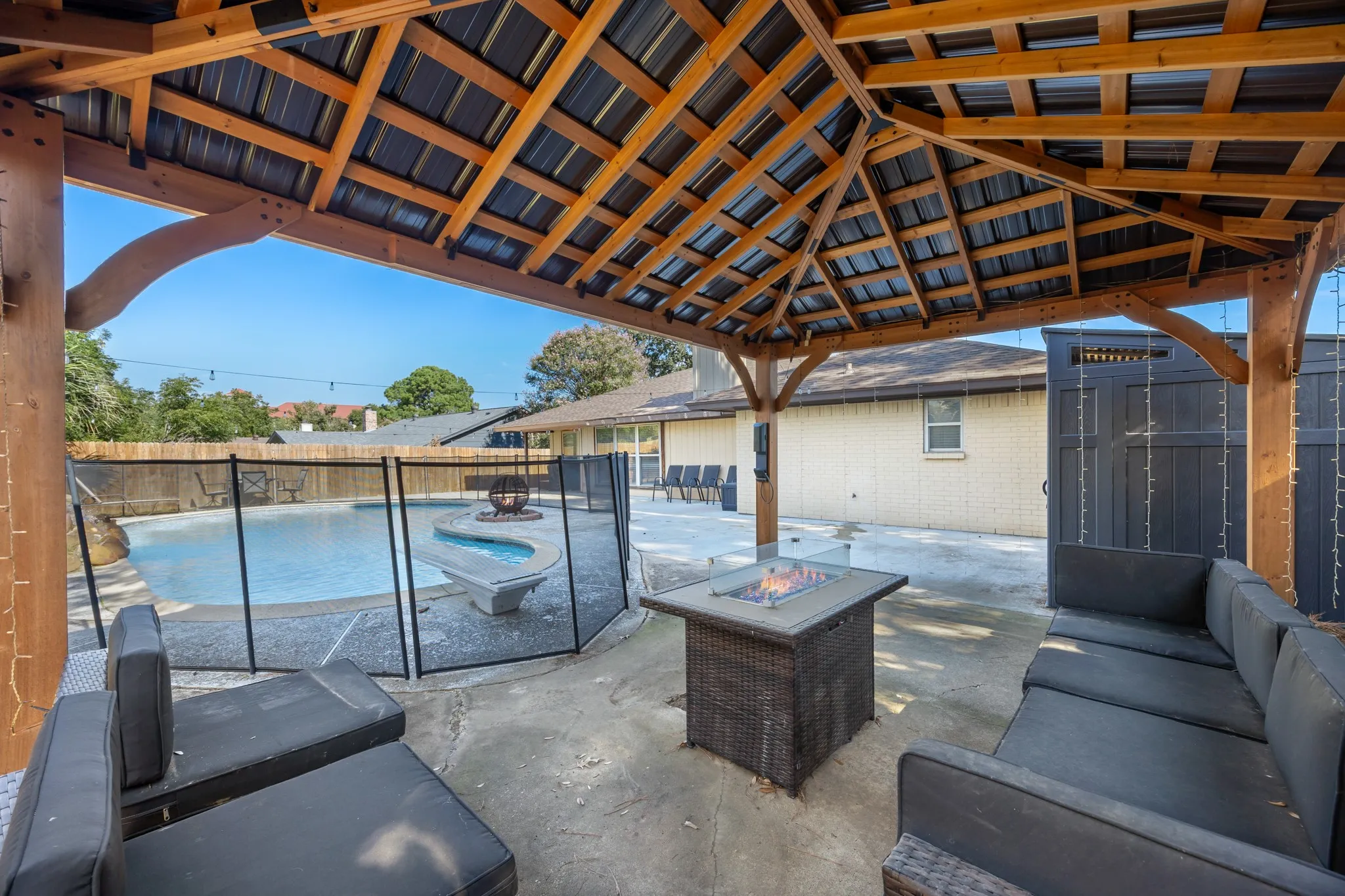 Single Family Residence For Sale in Tarrant County , 726 Danvers Lane, Mansfield, Texas 76063, 3 Bedroom, 2 Bathroom, 2 Garage spaces, 1,587 Sqft, built in 1982, mls#21420921, Real Estate Agent in Mansfield, Homes For Sale in Tarrant county, Homes For Sale in Mansfield, Realtor in Mansfield Texas, Real Estate Brokerage Independent Realty Texas, Luminita Cordes Realtor