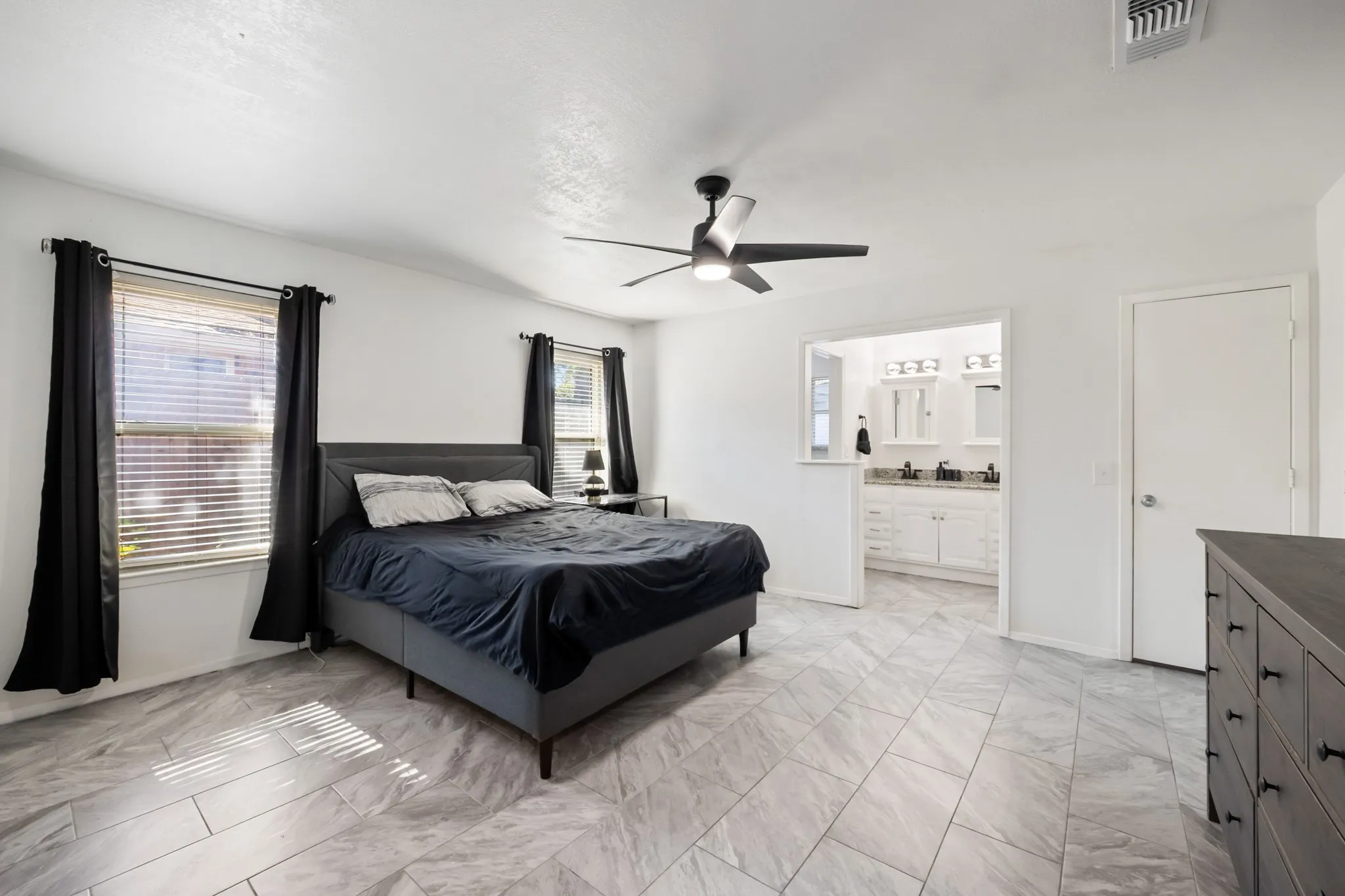 Single Family Residence For Sale in Tarrant County , 726 Danvers Lane, Mansfield, Texas 76063, 3 Bedroom, 2 Bathroom, 2 Garage spaces, 1,587 Sqft, built in 1982, mls#21420921, Real Estate Agent in Mansfield, Homes For Sale in Tarrant county, Homes For Sale in Mansfield, Realtor in Mansfield Texas, Real Estate Brokerage Independent Realty Texas, Luminita Cordes Realtor