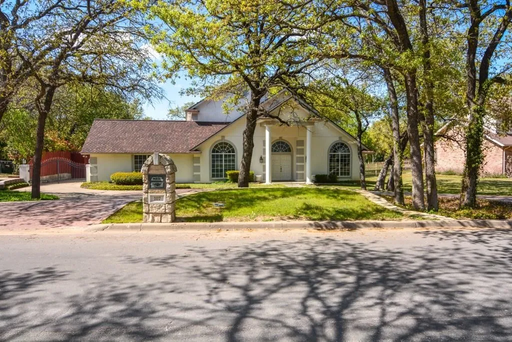 Single Family Residence For Sale in Erath County , 107 Sandra Palmer Street, Stephenville, Texas 76401, 4 Bedroom, 3 Bathroom, Garage spaces, 3,078 Sqft, built in 1993, mls#21420946, Real Estate Agent in Stephenville, Homes For Sale in Erath county, Homes For Sale in Stephenville, Realtor in Stephenville Texas, Real Estate Brokerage Independent Realty Texas, Luminita Cordes Realtor